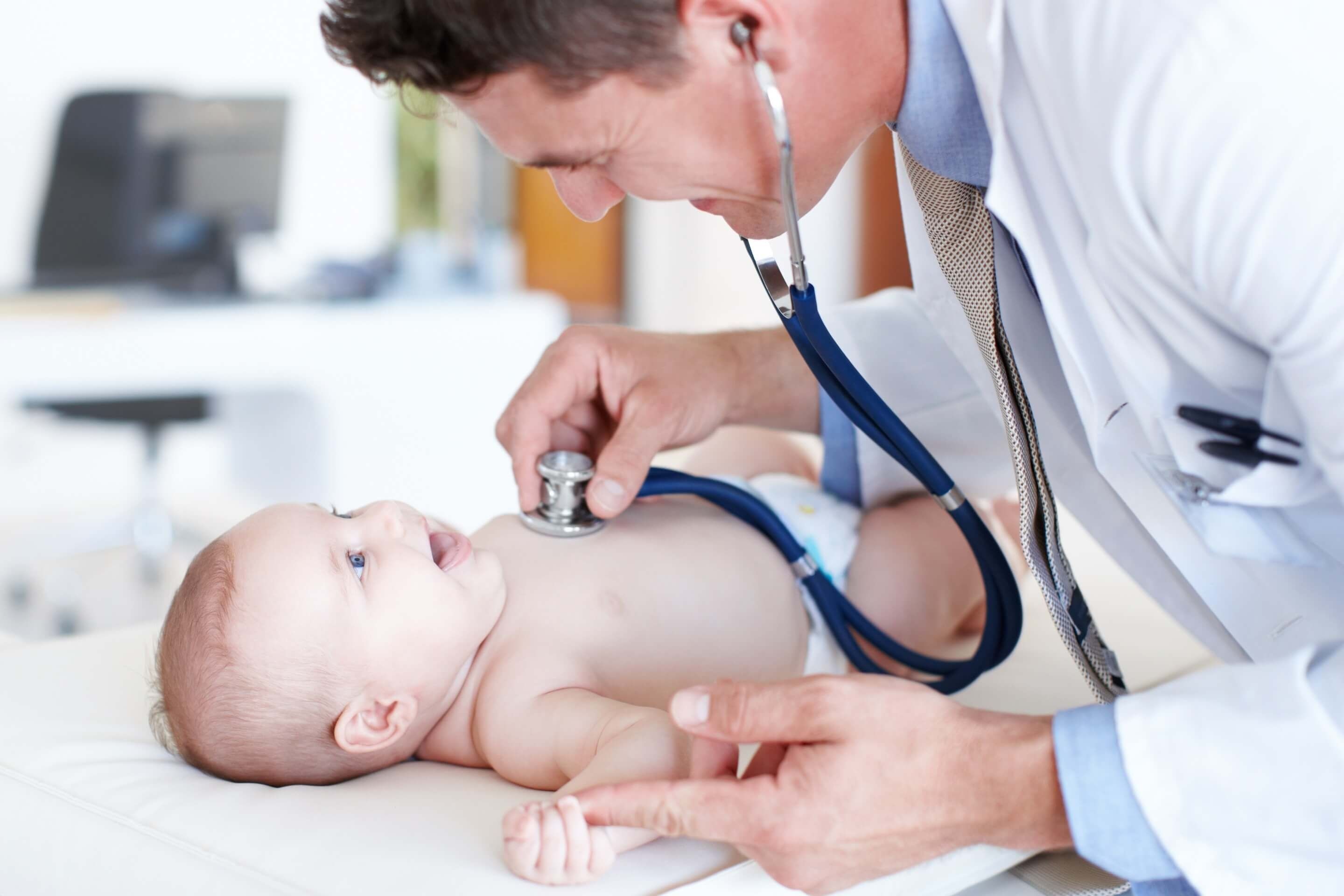 Arzt der Baby untersucht