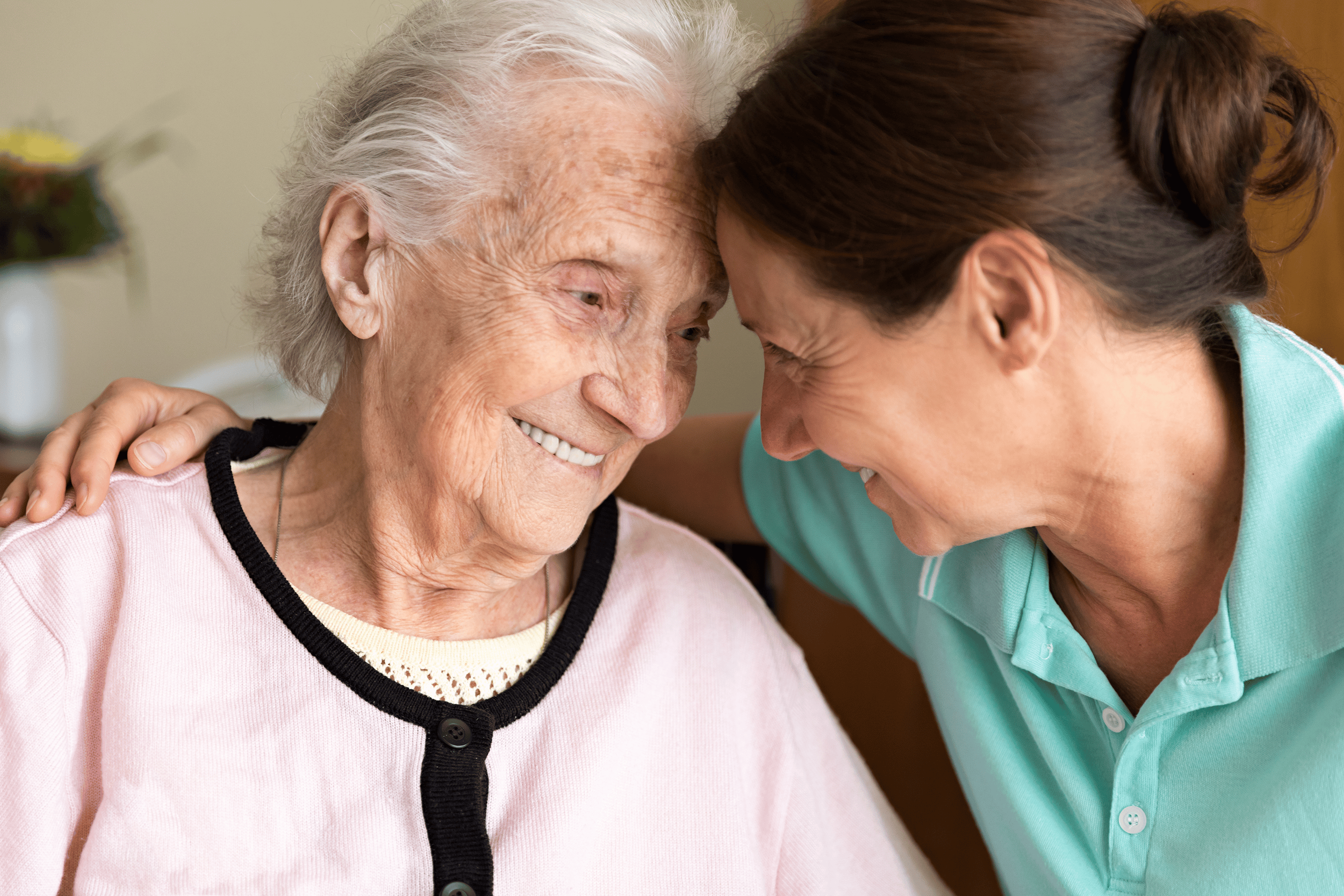 ältere Alzheimerpatientin mit Pflegerin