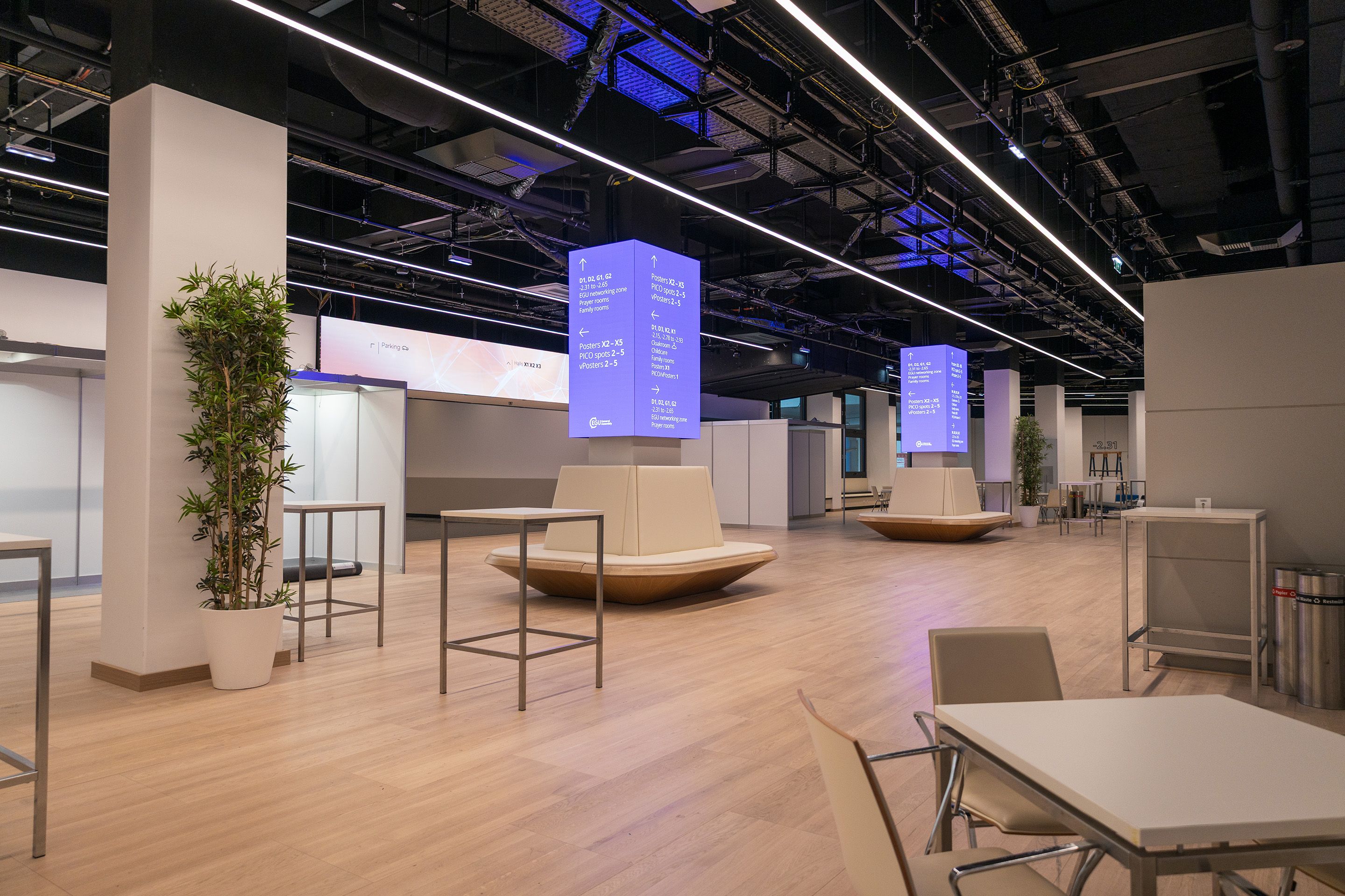 Foyer D auf Level -2 im Austria Center Vienna mit Sitzbereichen und LED Screens