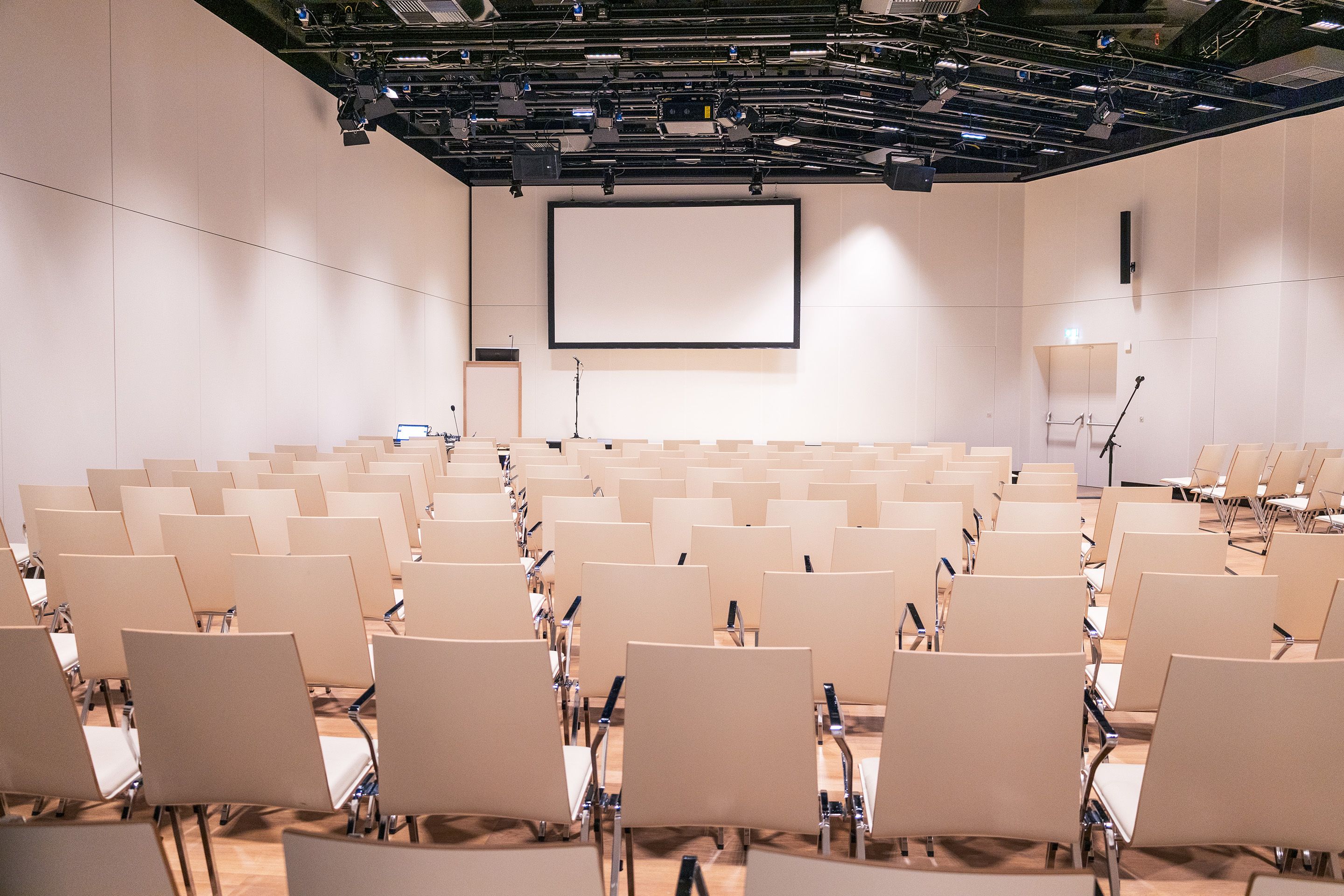 Saal G2 auf Level -2 im Austria Center Vienna mit Sitzreihen, Buehne und Leinwand