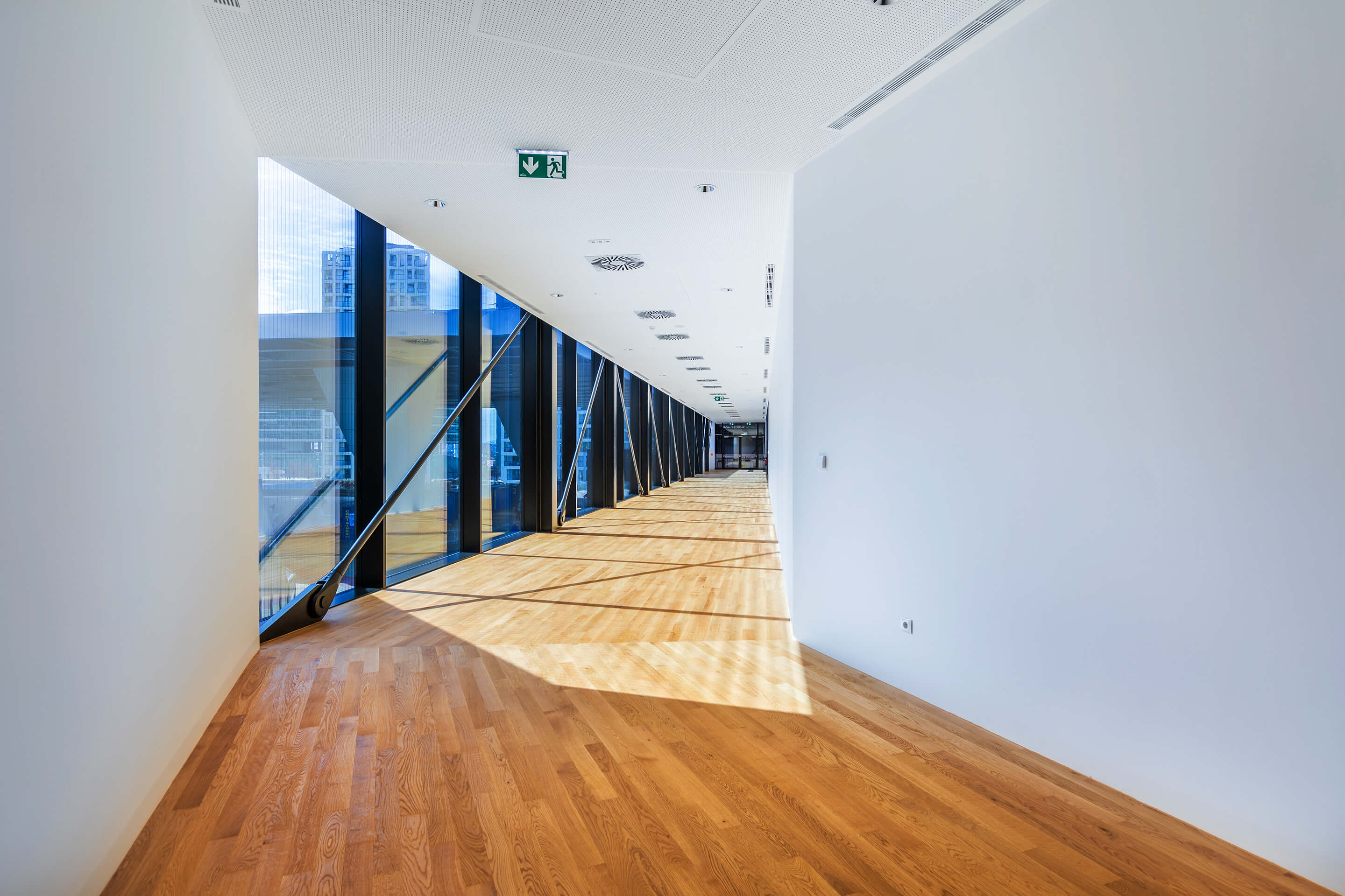 Foto: neuer Panorama-Walk verbindet das Level 1 mit der Halle X4 des Austria Center Vienna