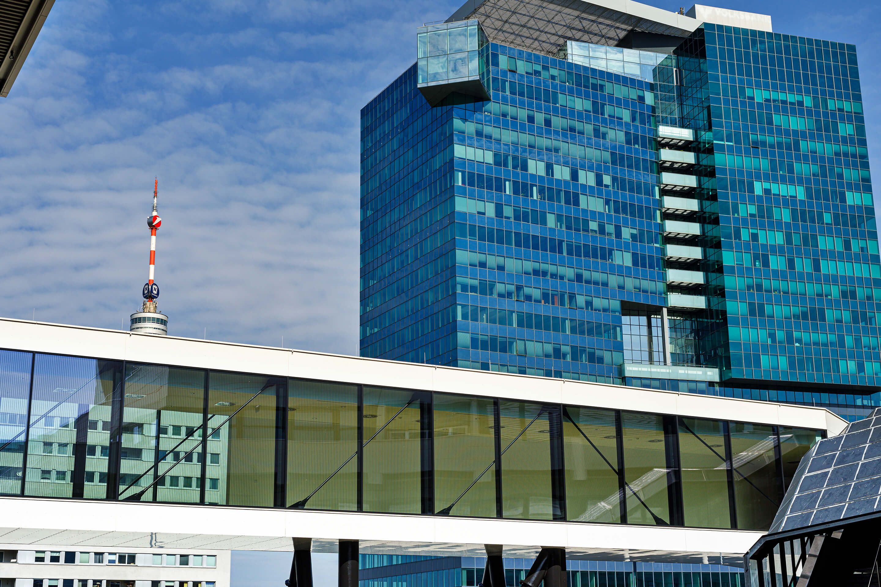 Foto: vom Vorplatz sieht man den neuen Panorama-Walk des Austria Center Vienna, der das Hauptgebäude mit der Event-Halle X4 verbindet.