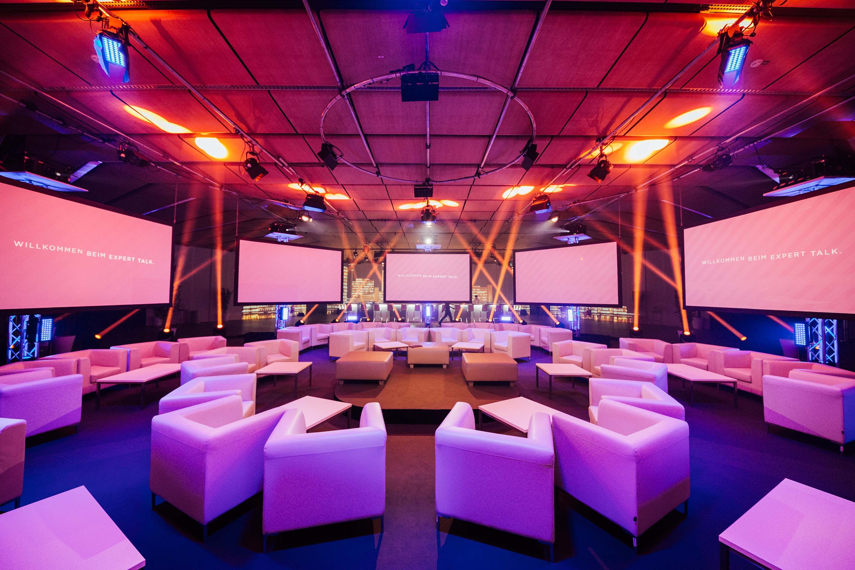 Foto: Hybrid Event Setting im Austria Center Vienna