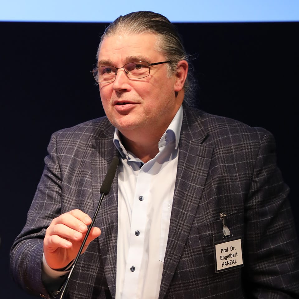 Mann mit Sakko und Namensschild Prof. Dr. Engelbert Hanzal spricht an Mikrofon