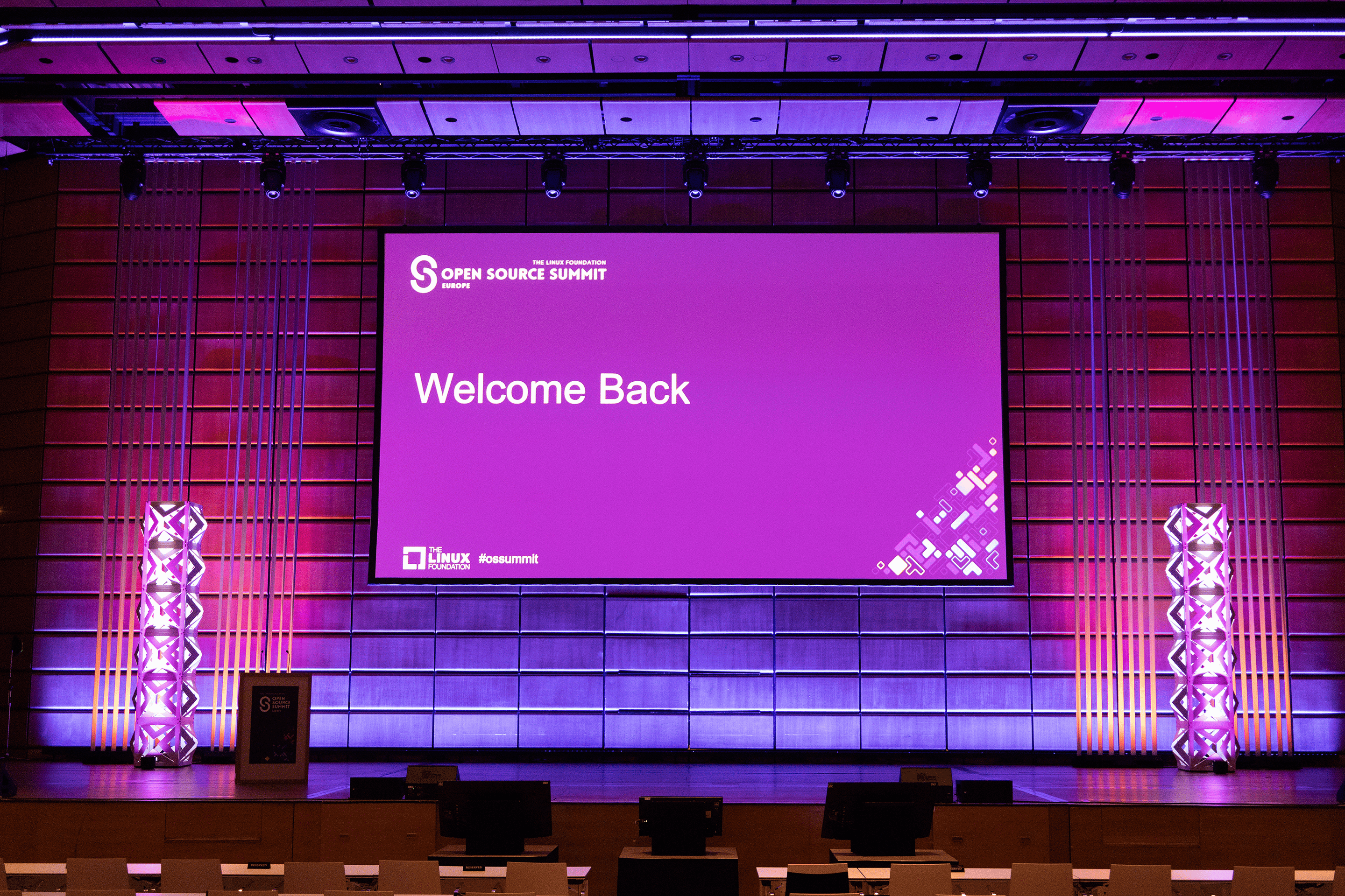 Pink beleuchtete Buehne im Saal A des Austria Center Vienna.