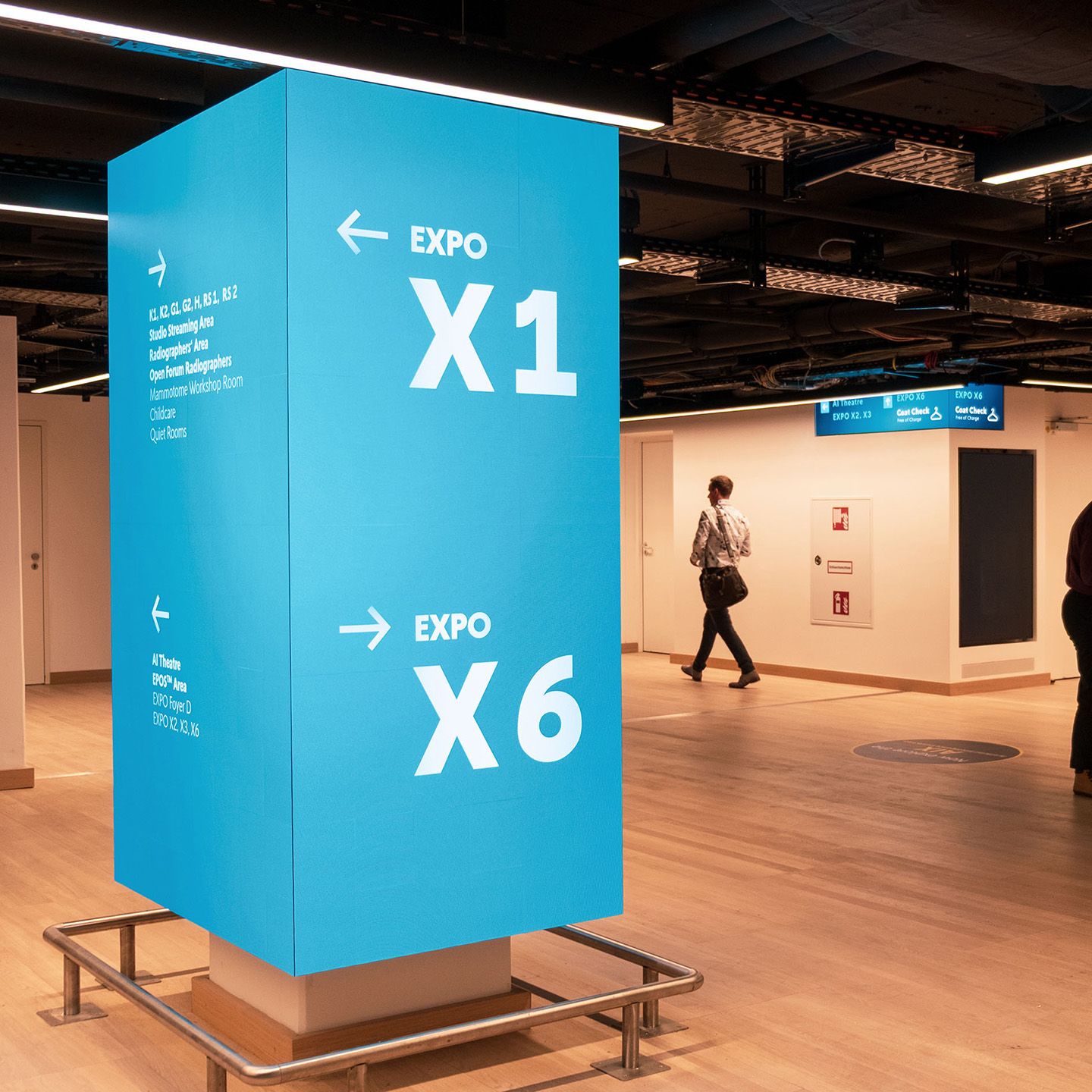 Wegweiser mit Hinweisen zu Expo X1 nach links und Expo X6 nach rechts in Innenraum