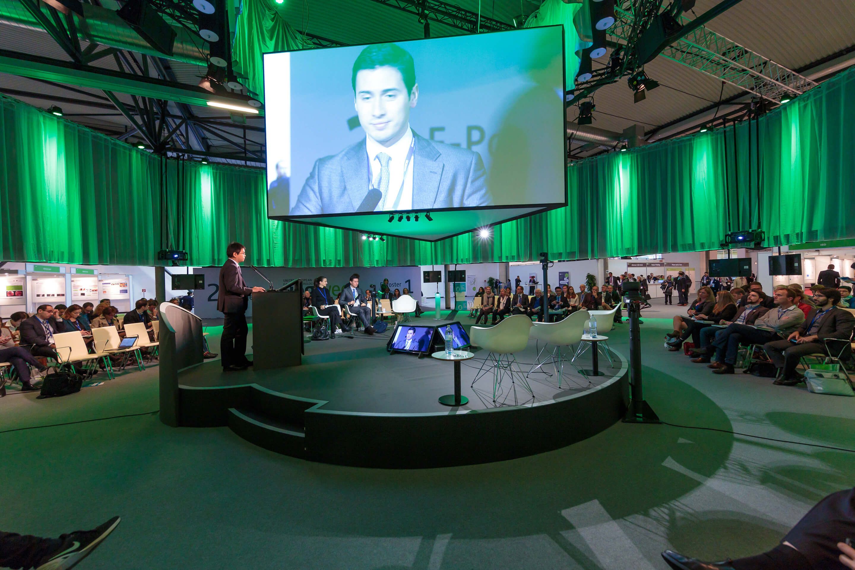 Foto: Halle X4 Kongress Sprecher mit Bildschirm