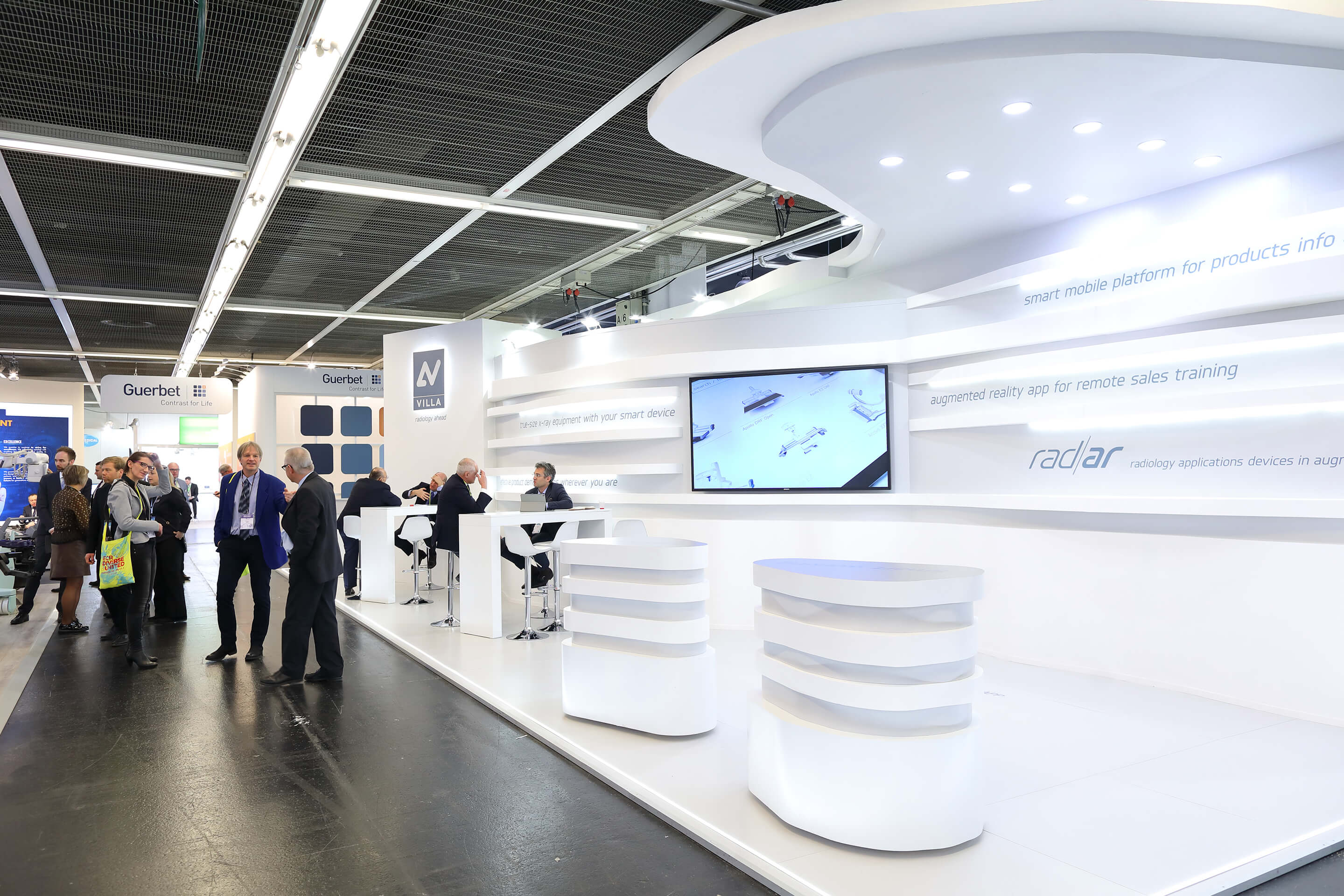 Foto: Eventkonzept Messe ECR Menschen besuchen eine Messe