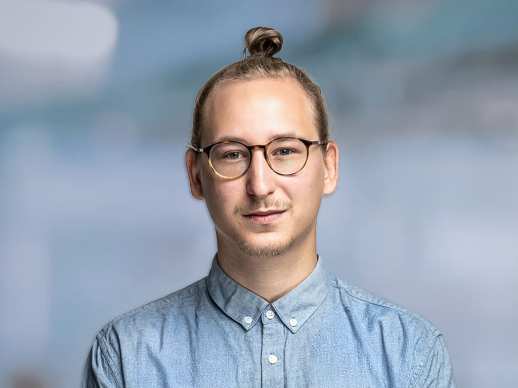 Rotes Icon eines lächelnden Gesichts in einem Kreis auf hellem Hintergrund