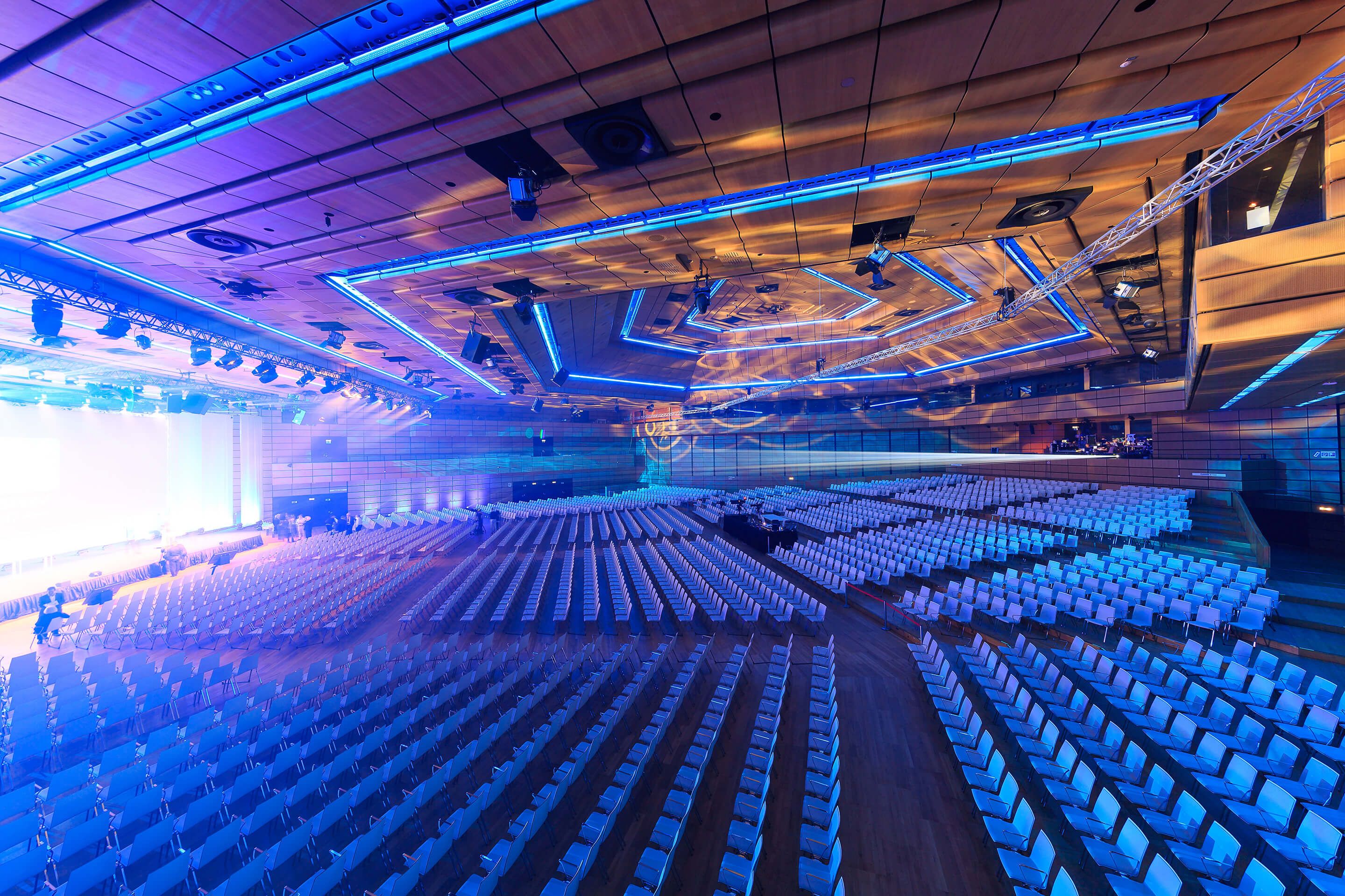 Saal A mit Eventbeleuchtung im Austria Center Vienna