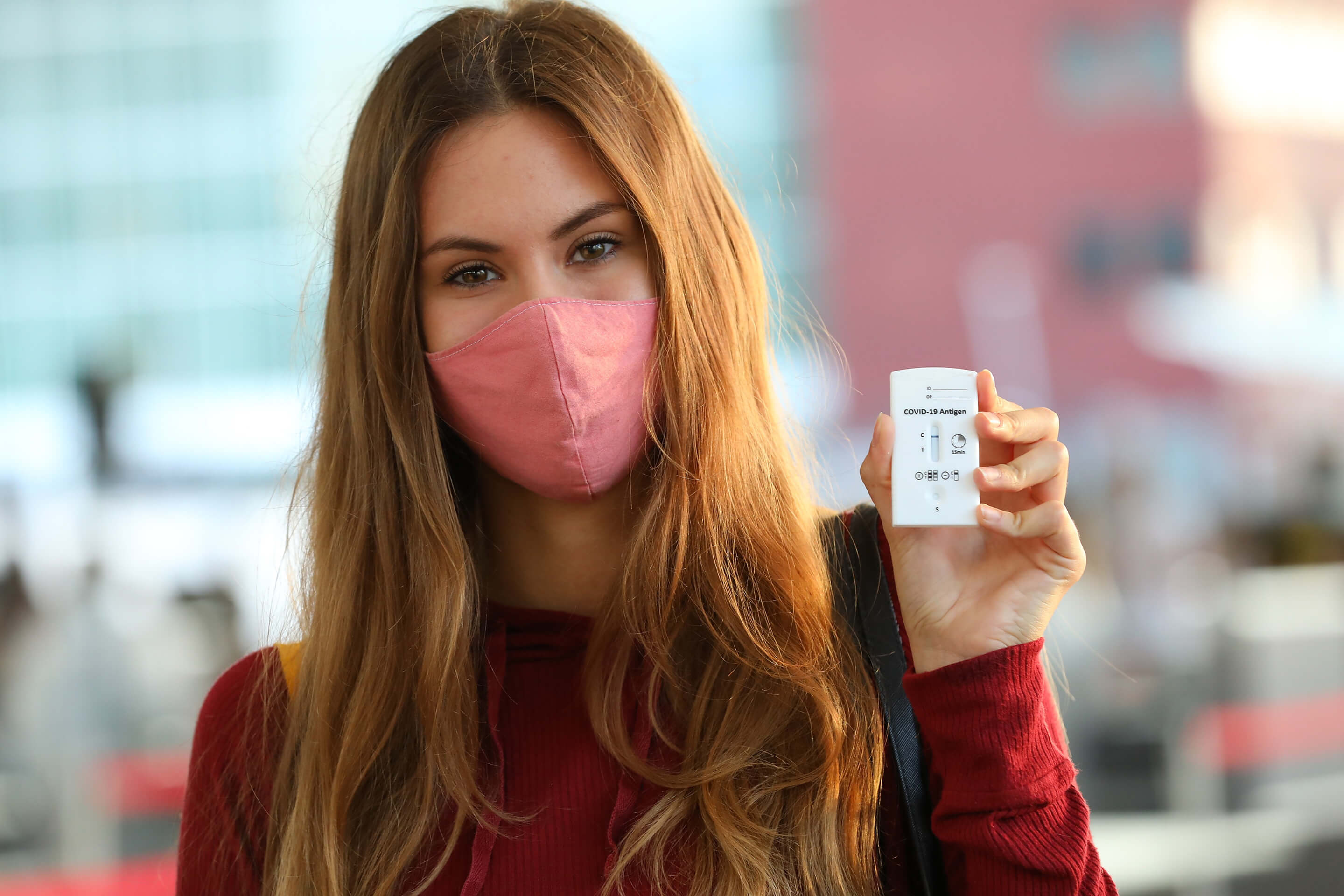 Foto: WU Studentin ist beim COVID19 Antigen Schnelltest im Austria Center Vienna negativ getestet