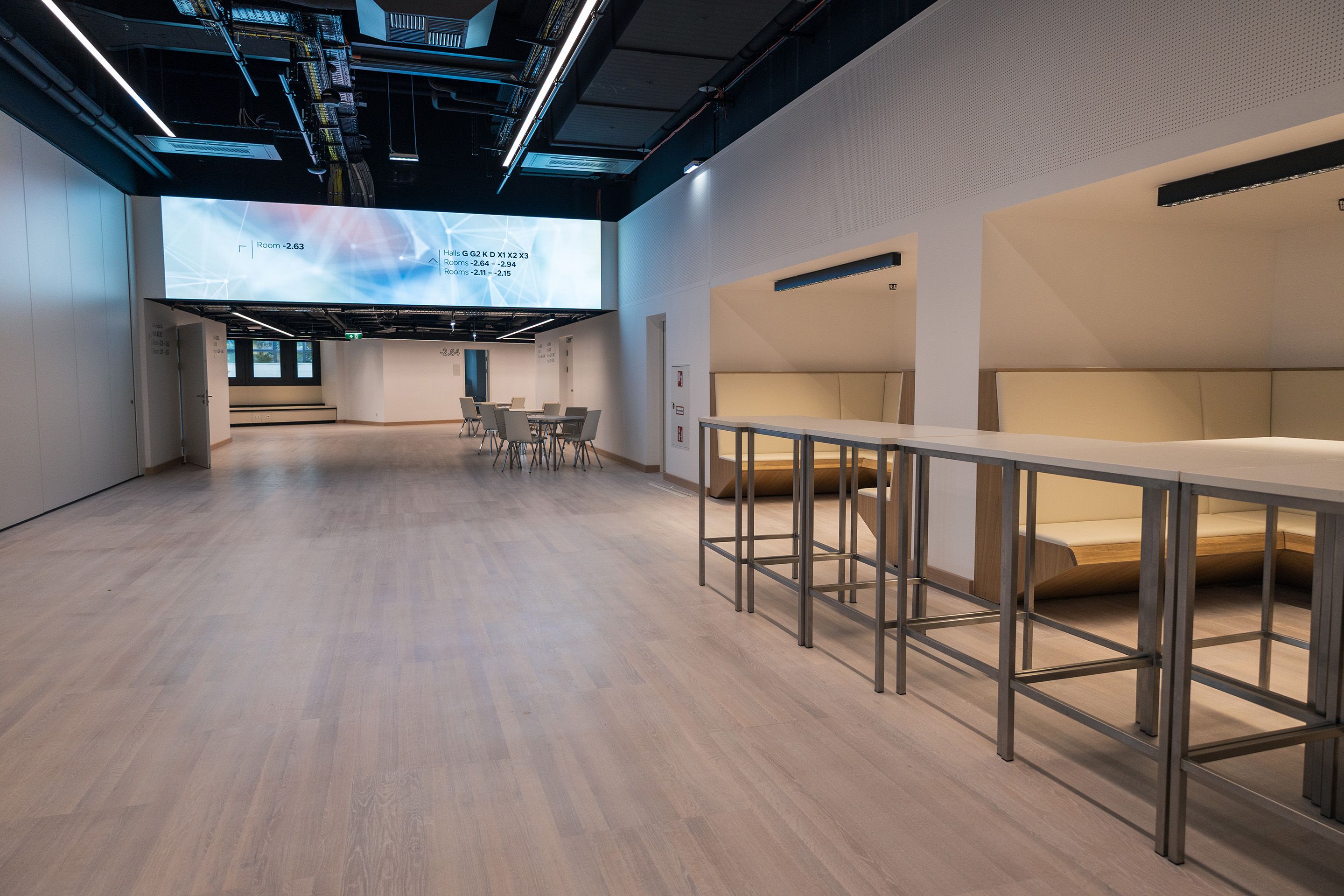 Foyer G mit Gang und Sitznischen auf Level -2 im Austria Center Vienna