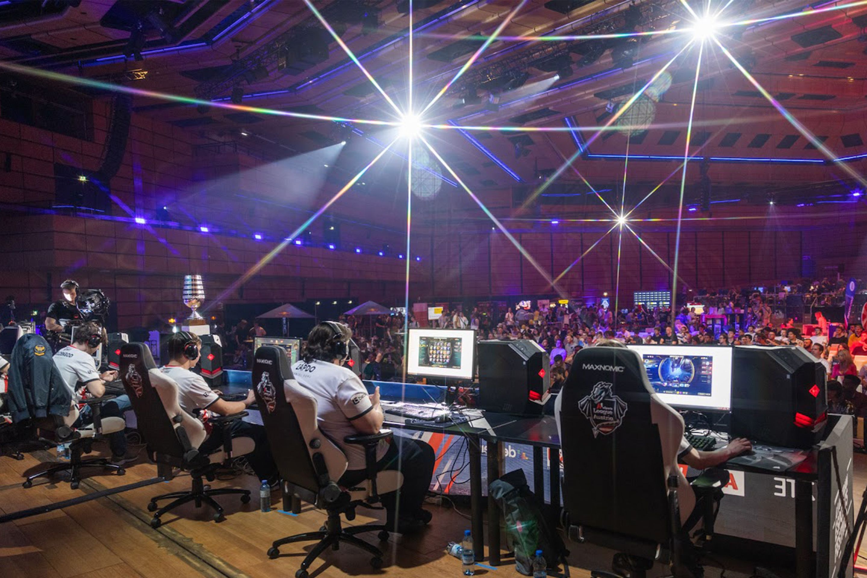 Austria Center Vienna E-Sports Festival Bühne Spieler Blick ins Publikum