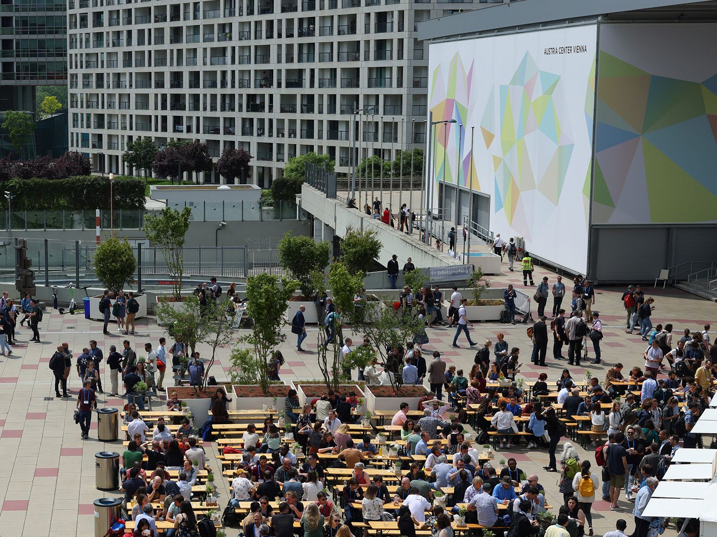 Foto: Vorplatz Austria Center Vienna EGU 2022