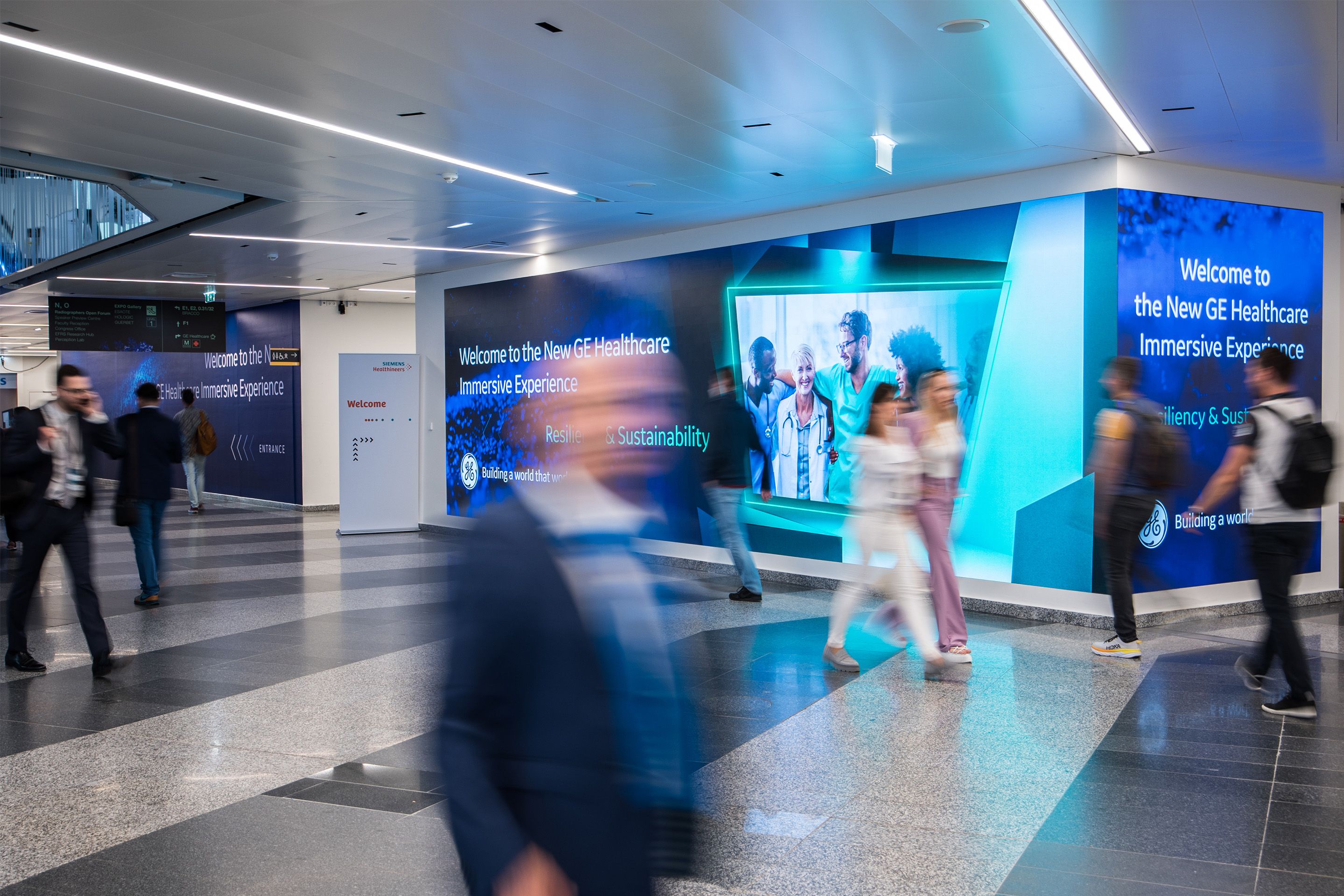Foto: Eingangshalle mit LED-Wand Austria Center Vienna ECR 2022
