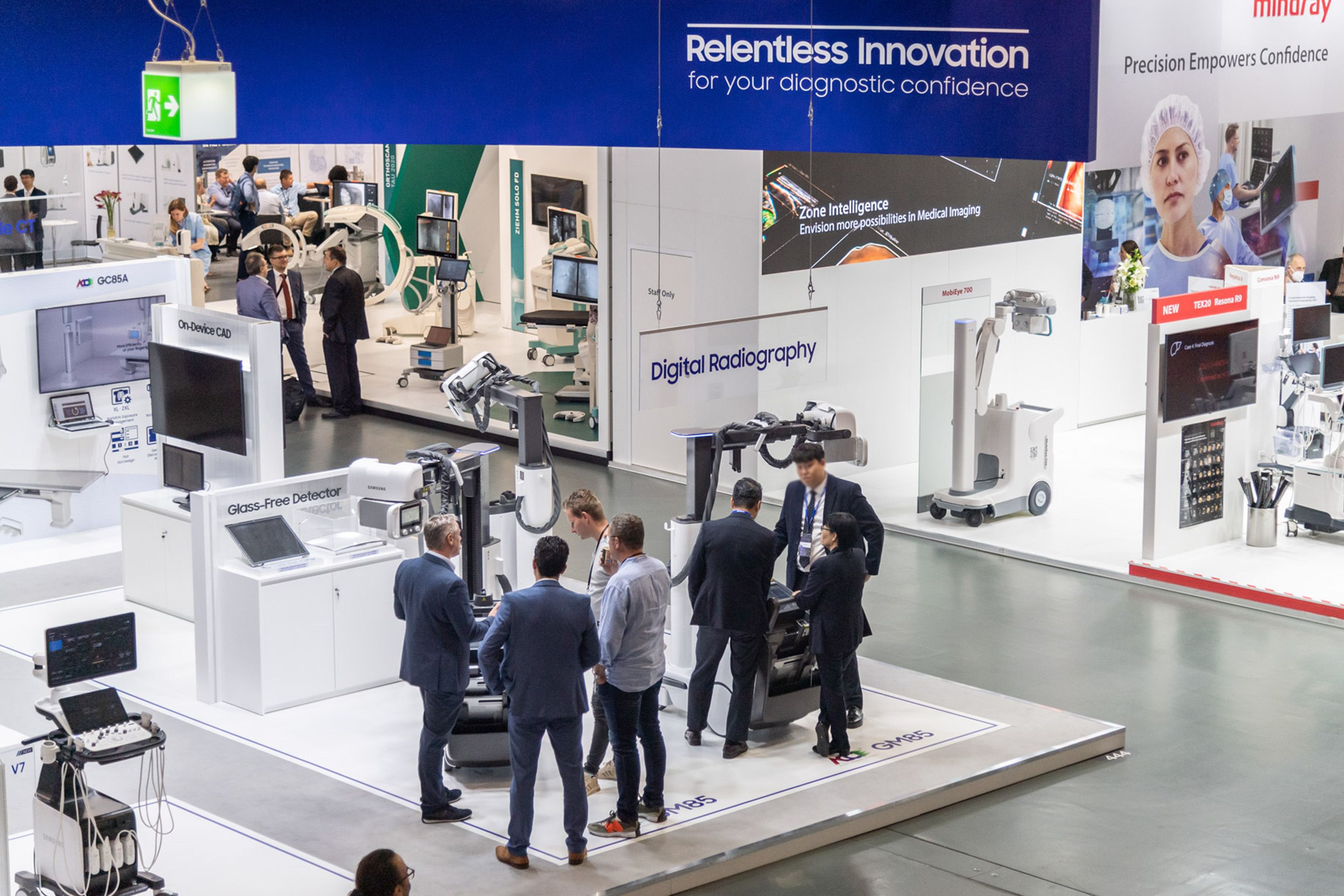 Foto: Medizinische Geräte, Bildschirme und Menschen am ECR 2022 im Austria Center Vienna