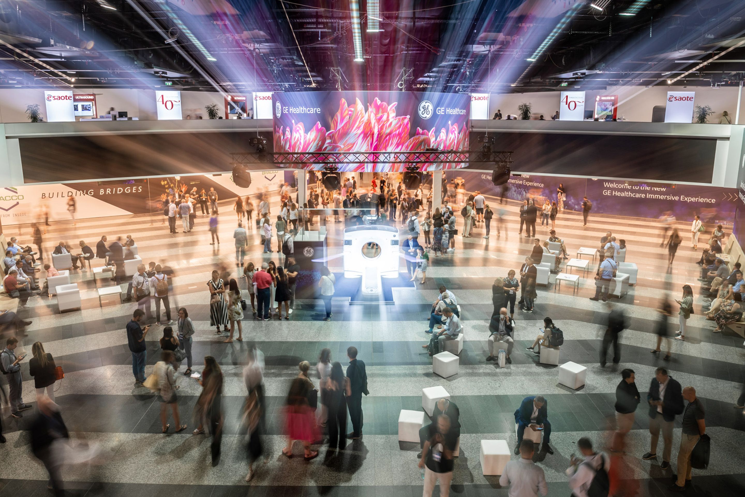 Foto: Eingangshalle mit Menschen am ECR 2022 mit visuellem Effekt