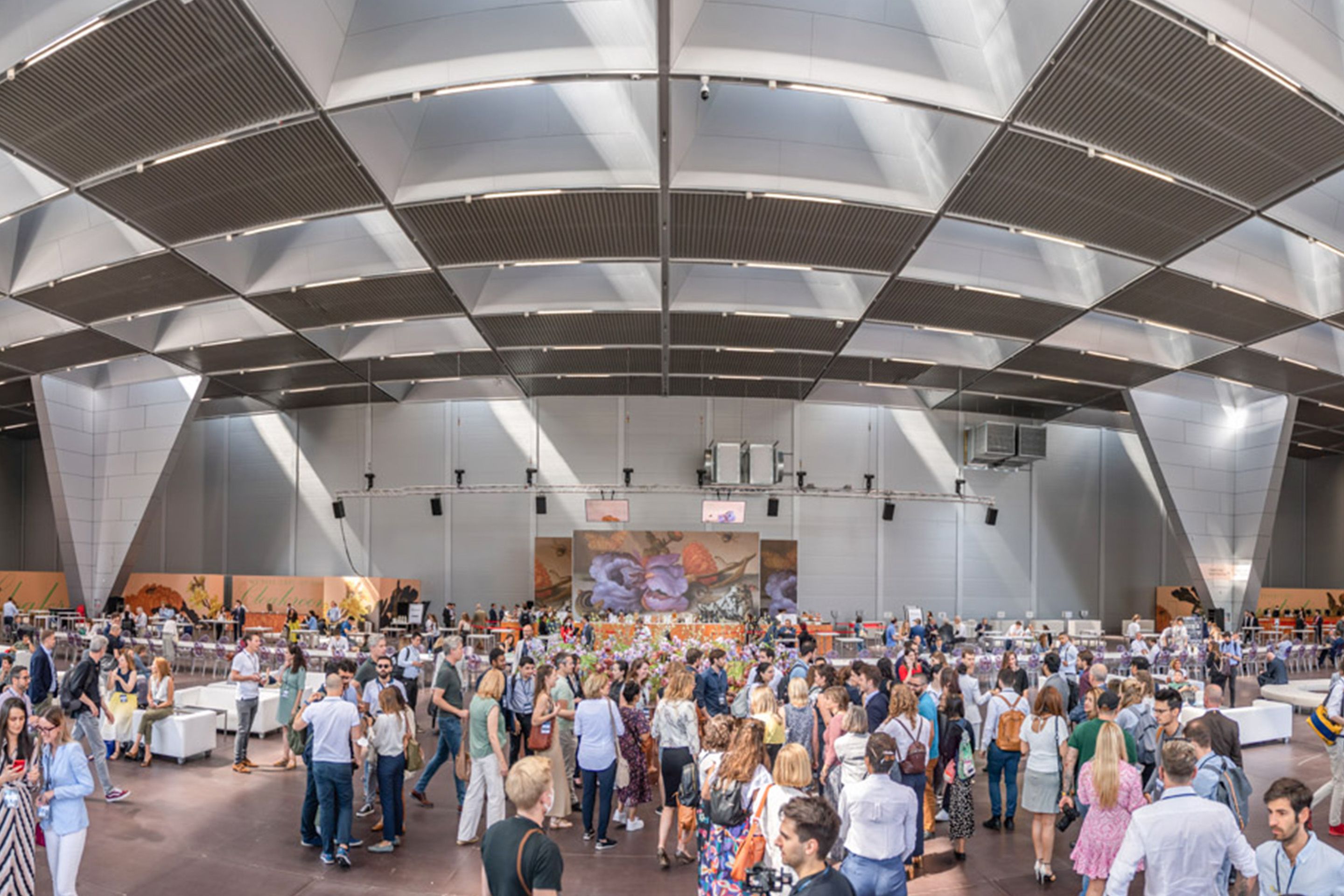 Foto: Viele Menschen in einer Halle mit verschachtelter Decke