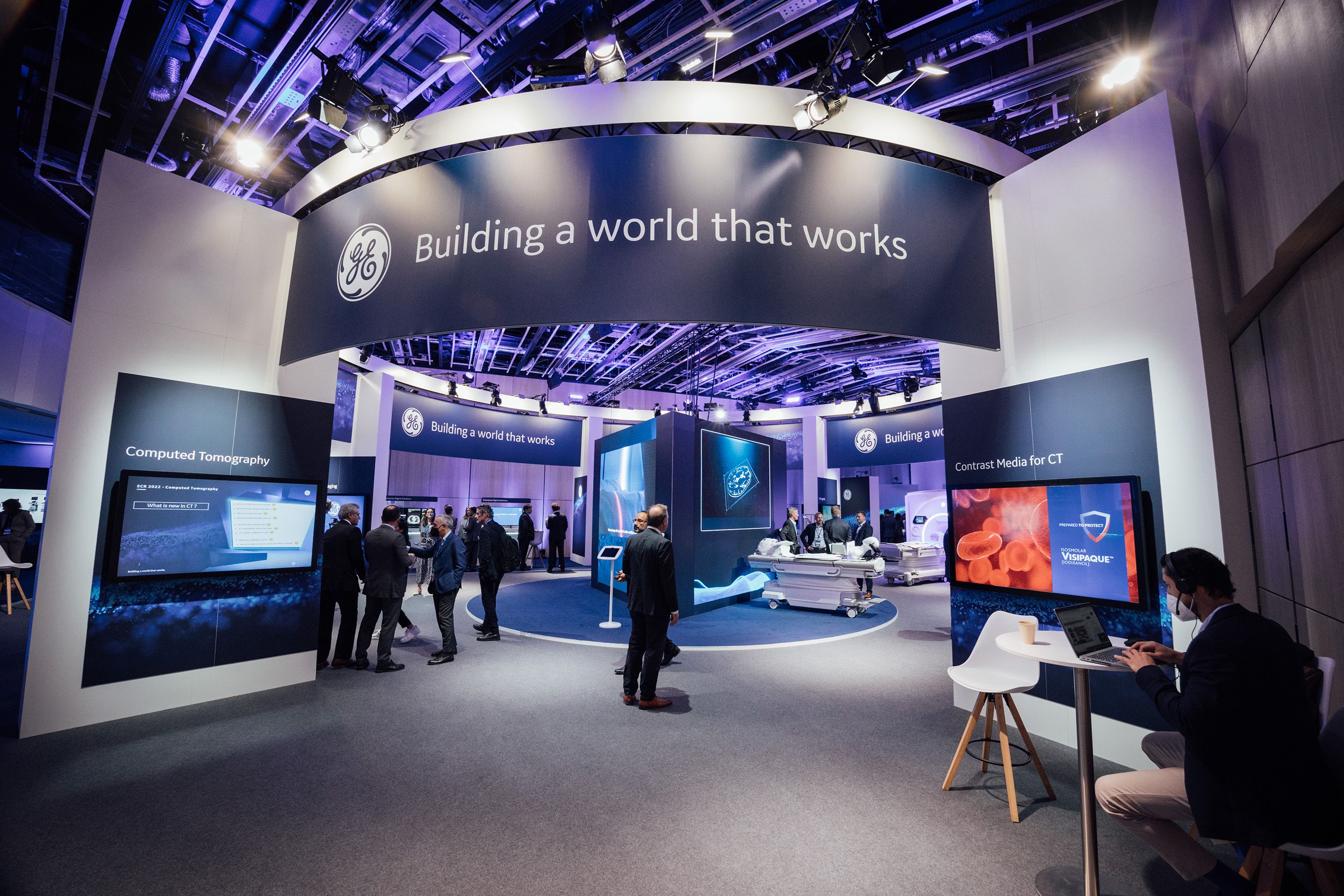 Foto: Standaufbau und Menschen am ECR 2022 im Austria Center Vienna