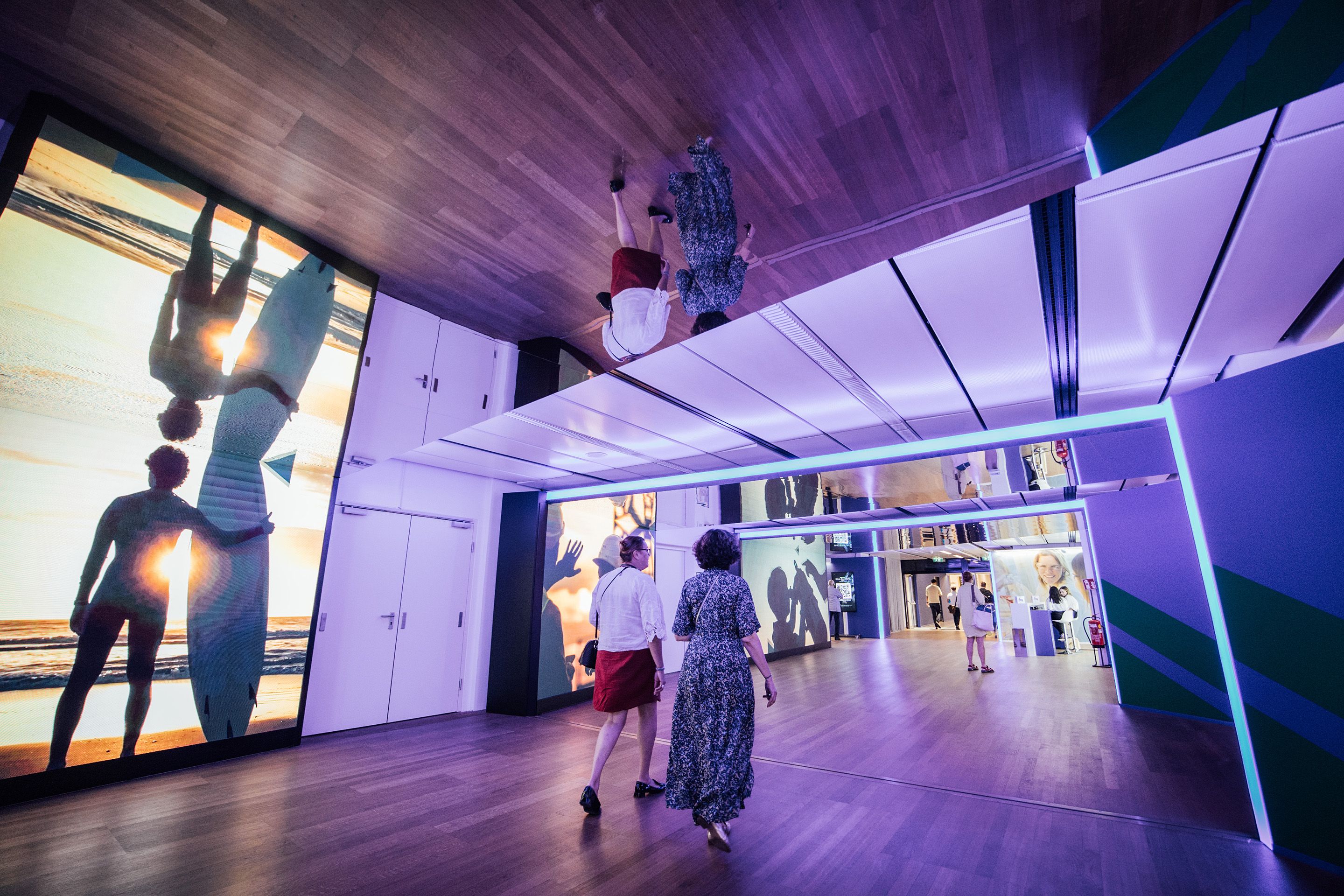 Foto: Gang mit Spieldecke und Menschen im Austria Center Vienna