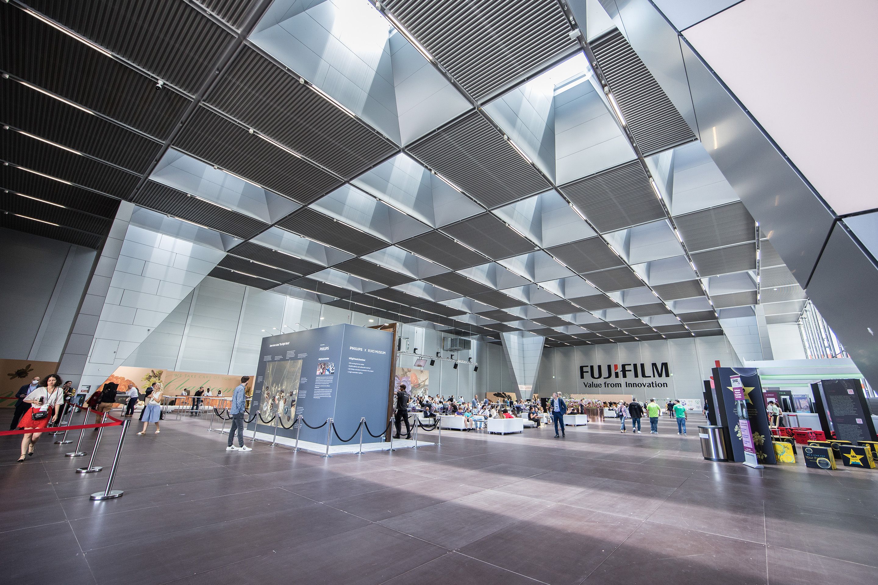 Foto: Halle X5 donauSEGEL des Austria Center Vienna mit Besuchern