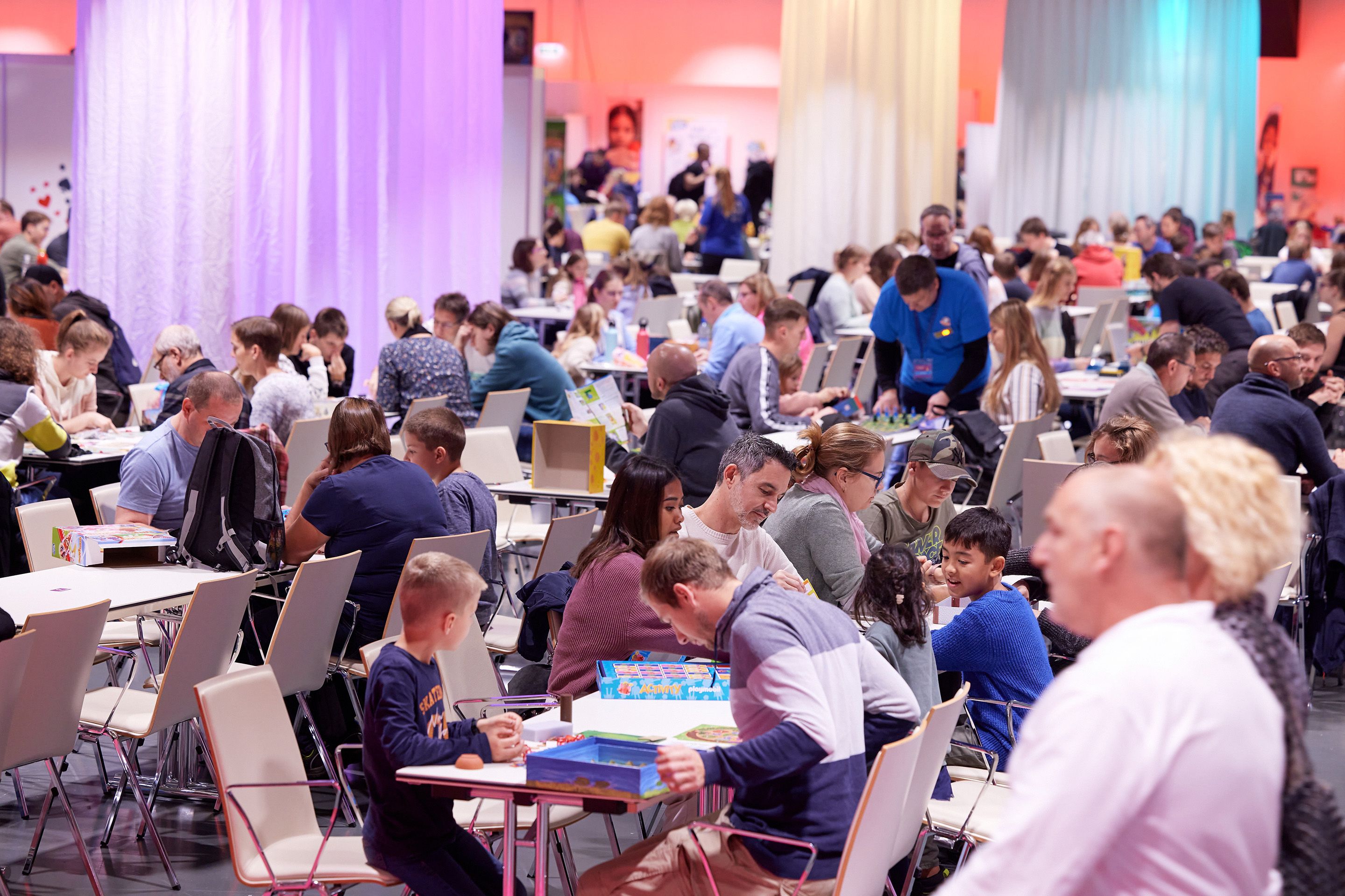 Foto: Spielhalle voller Menschen am Spielefest 2022