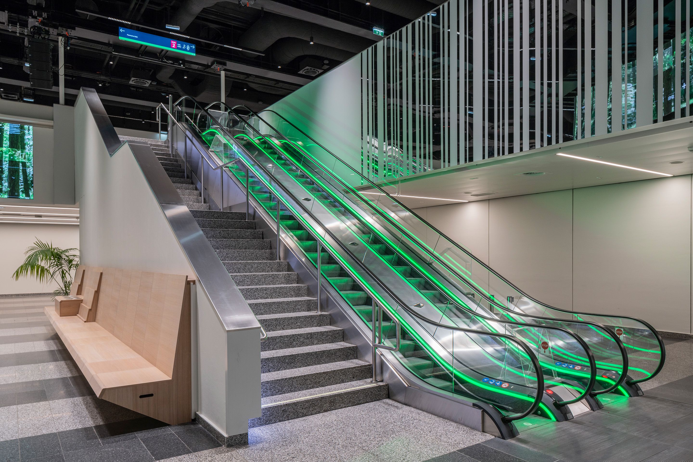 Foto: grün beleuchtete Rolltreppe in der Eingangshalle Austria Center Vienna