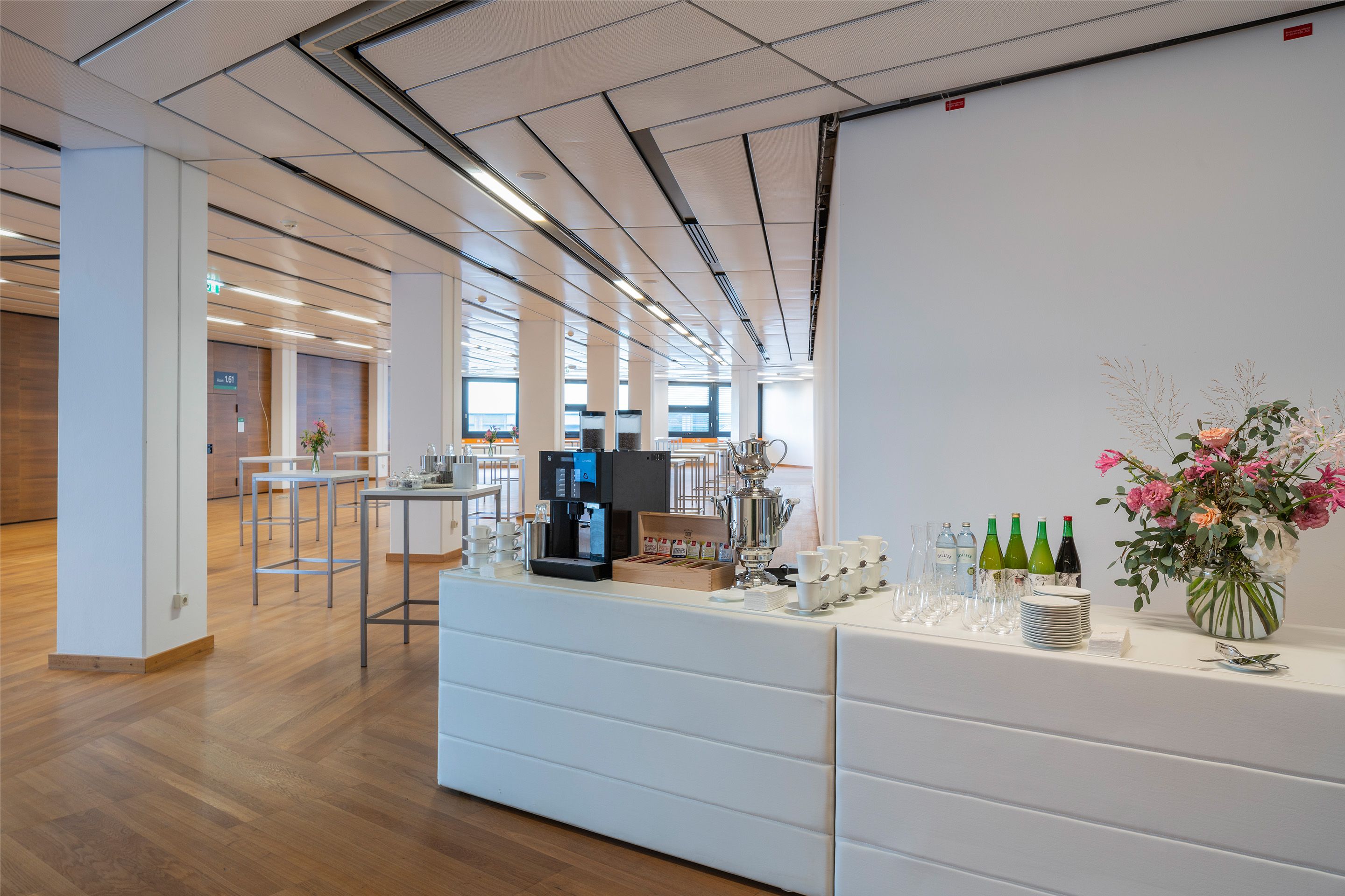 Foto: Foyer M im Austria Center Vienna Säulen Tische