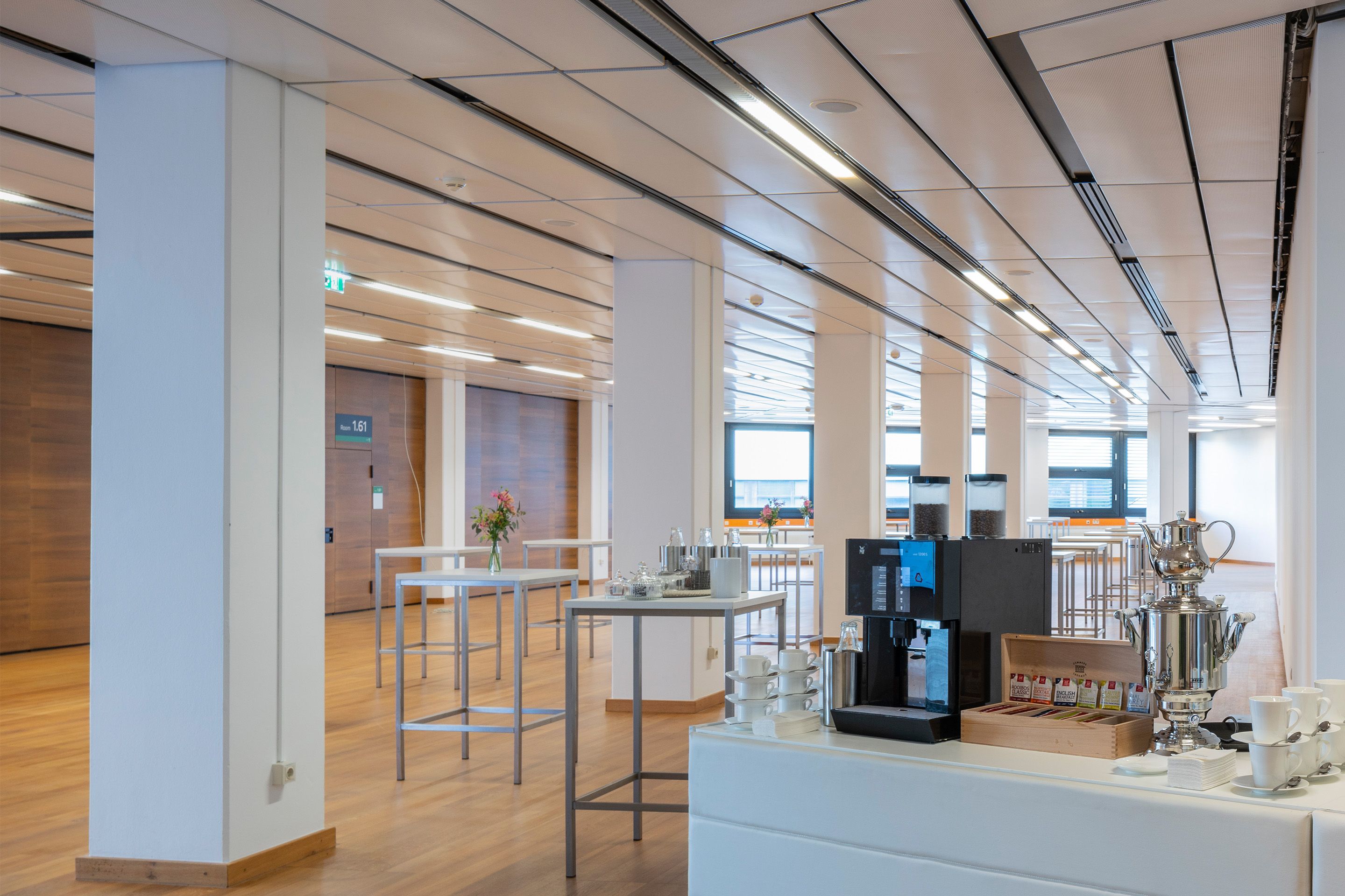 Foto: Foyer M im Austria Center Vienna Säulen Tische