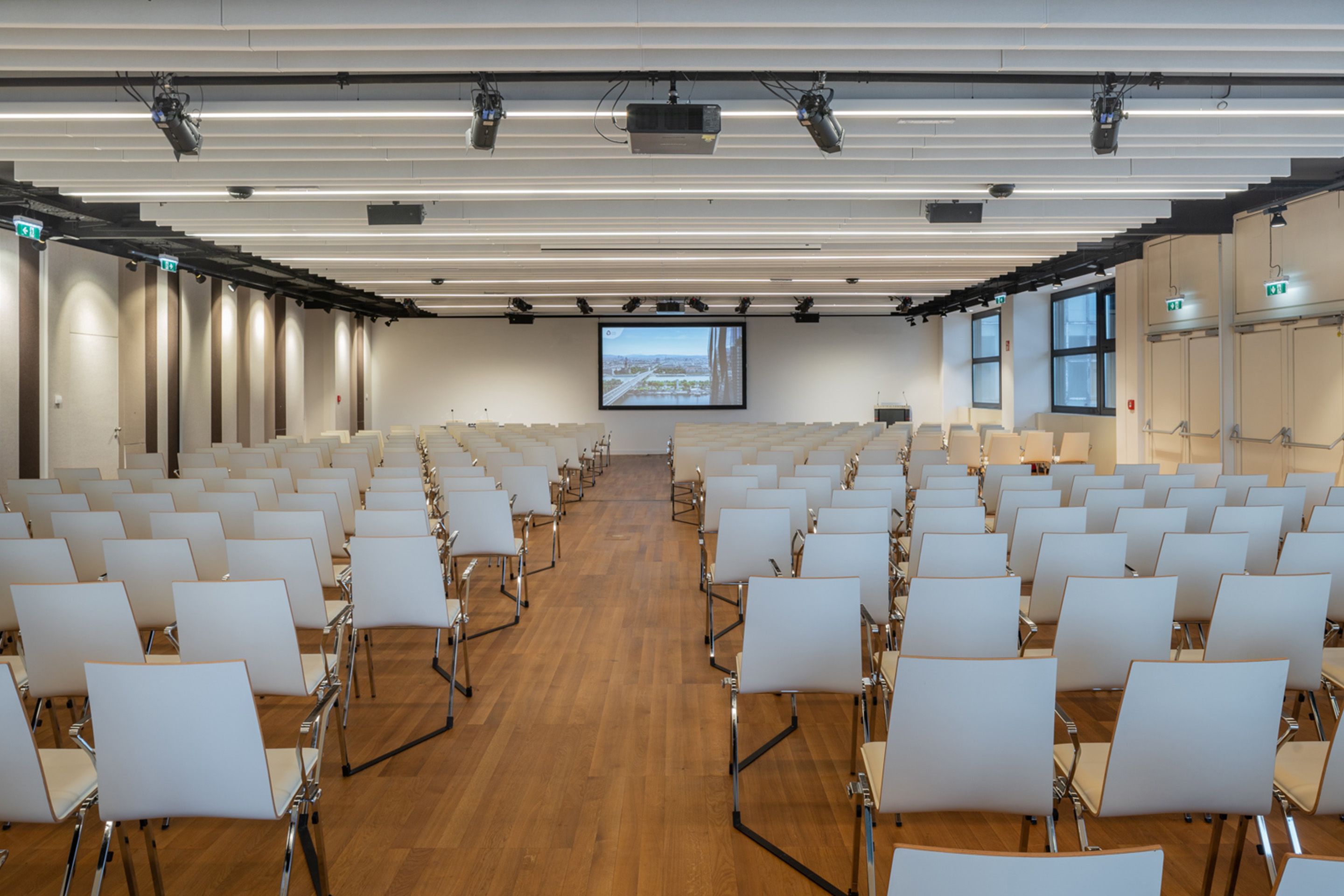 Foto: Saal M Austria Center Vienna Sesselreihen, Leinwand
