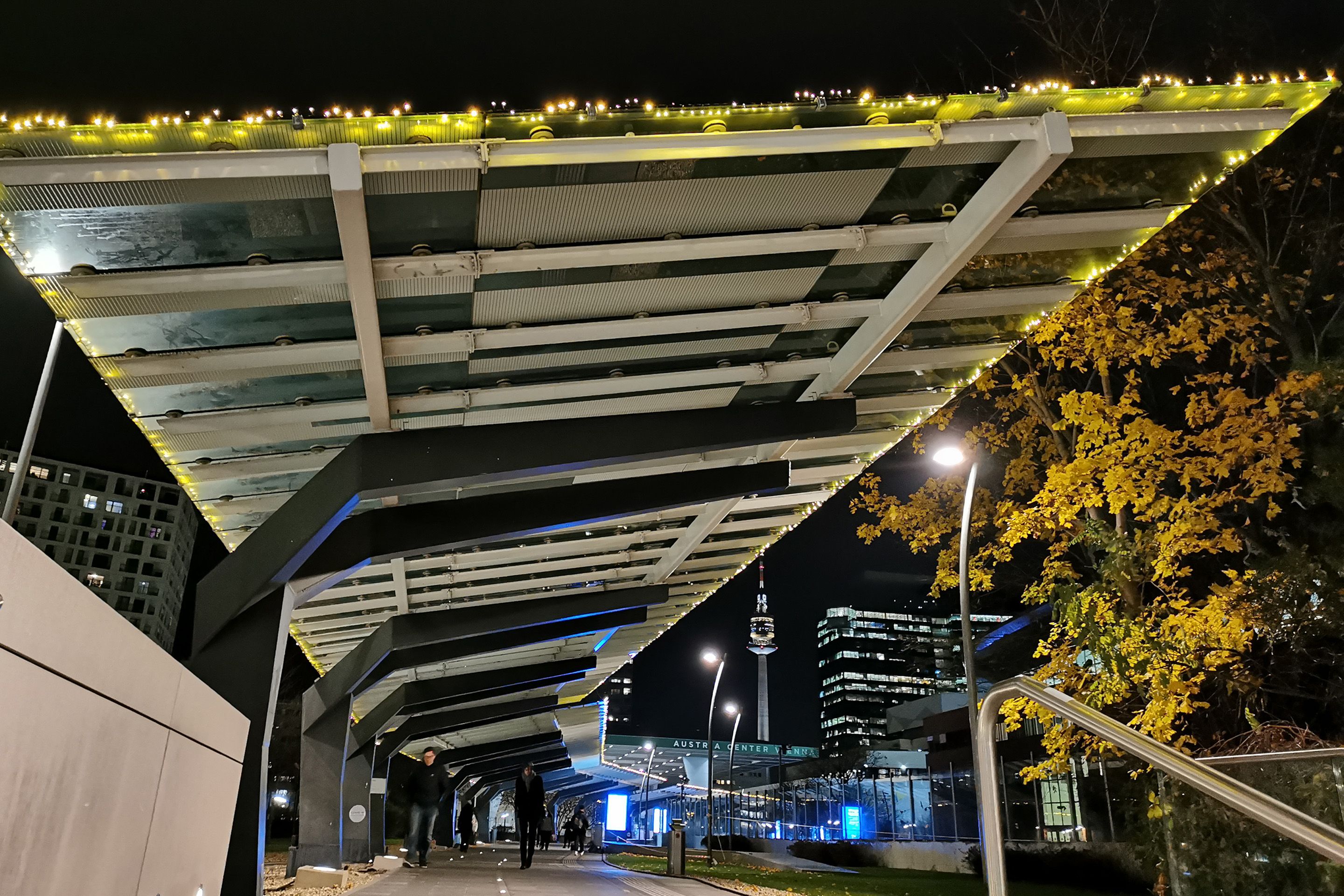 Foto: Promenade mit Weihnachtsbeleuchtung Austria Center Vienna