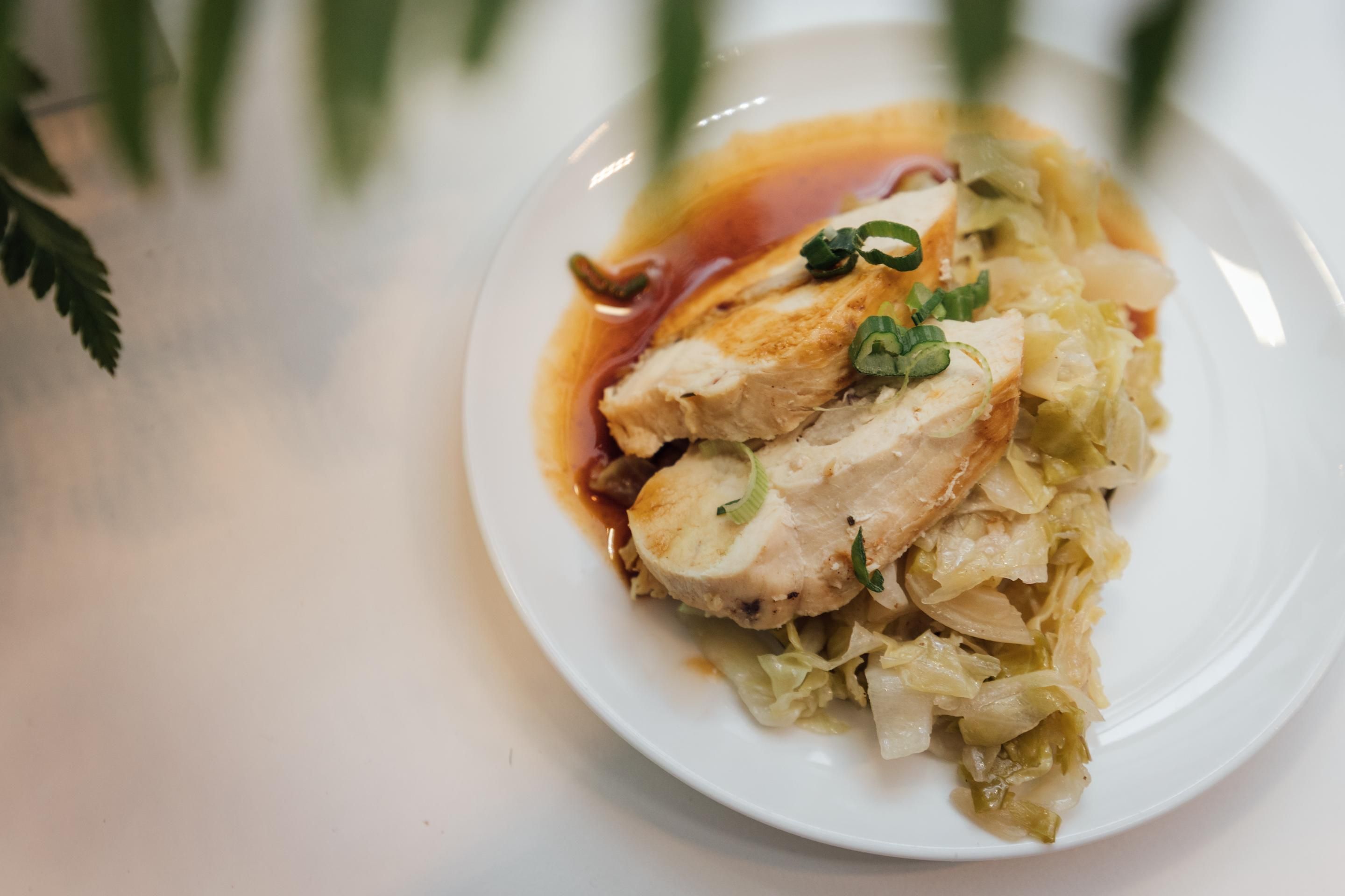 Foto: Teller mit Fleisch und Gemüse