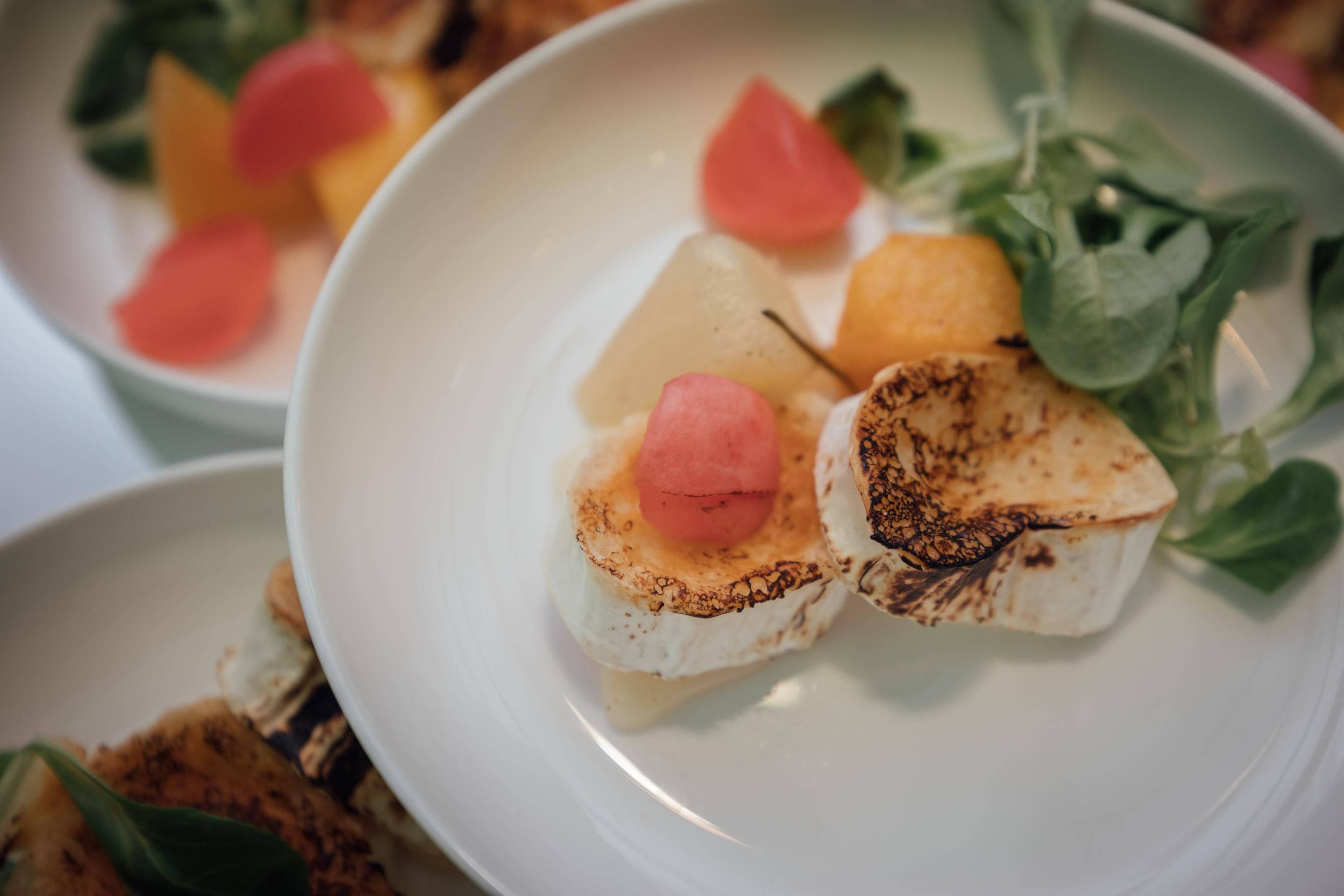 Foto: Teller mit Ziegenkäse und Salat