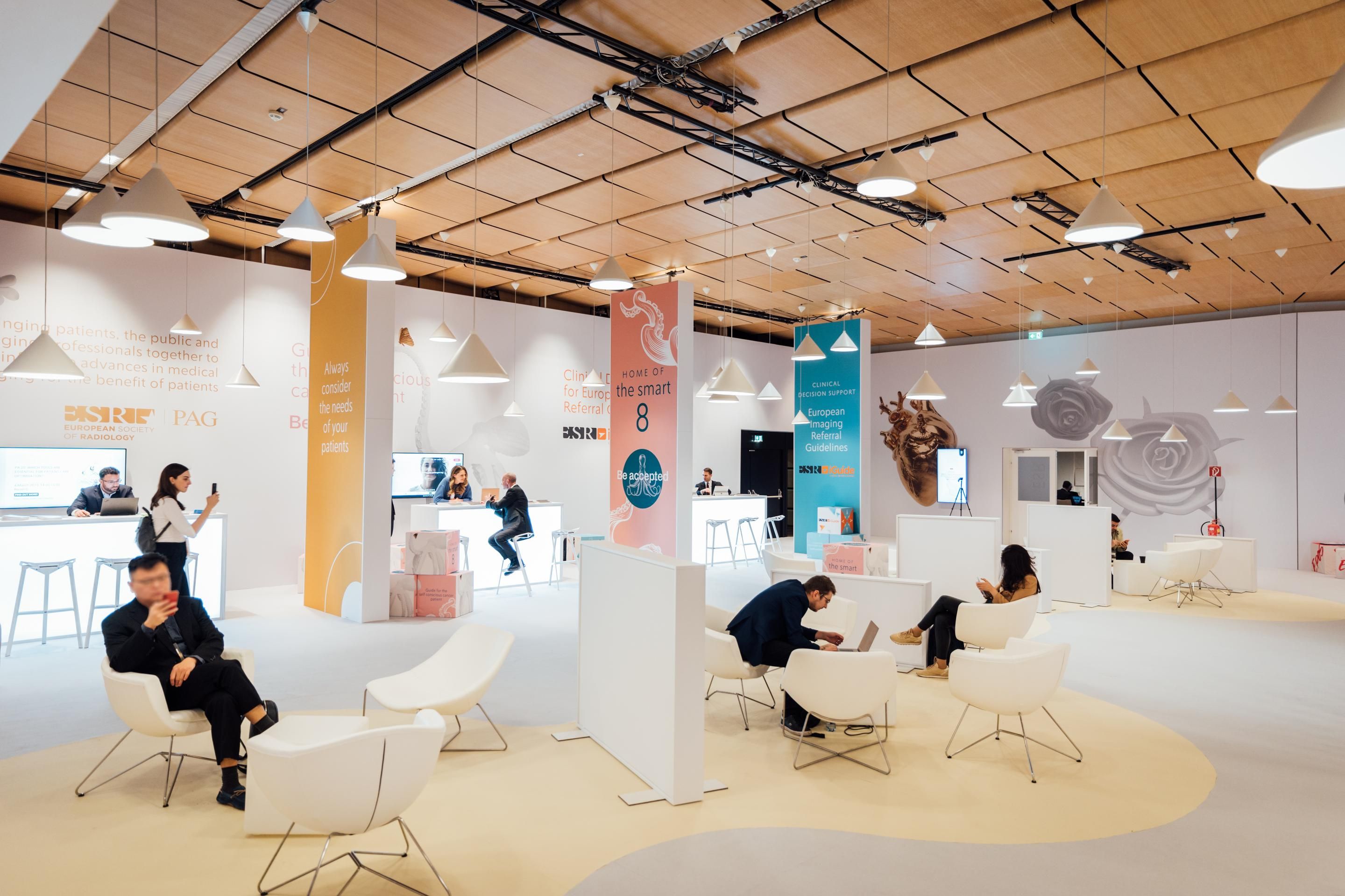 Foto: Networkingbereich mit Menschen weiß