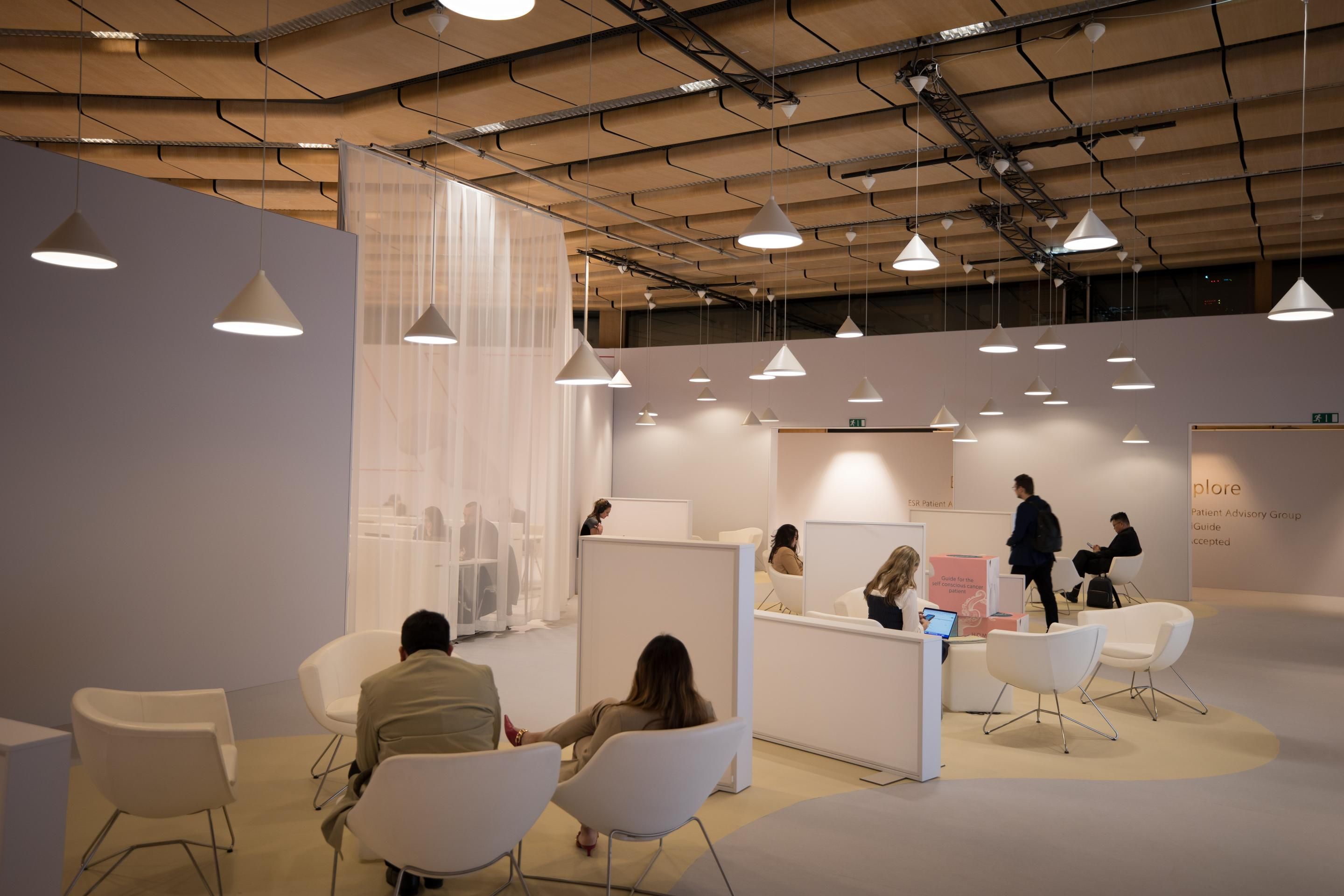 Foto: Networkingbereich mit Menschen weiß