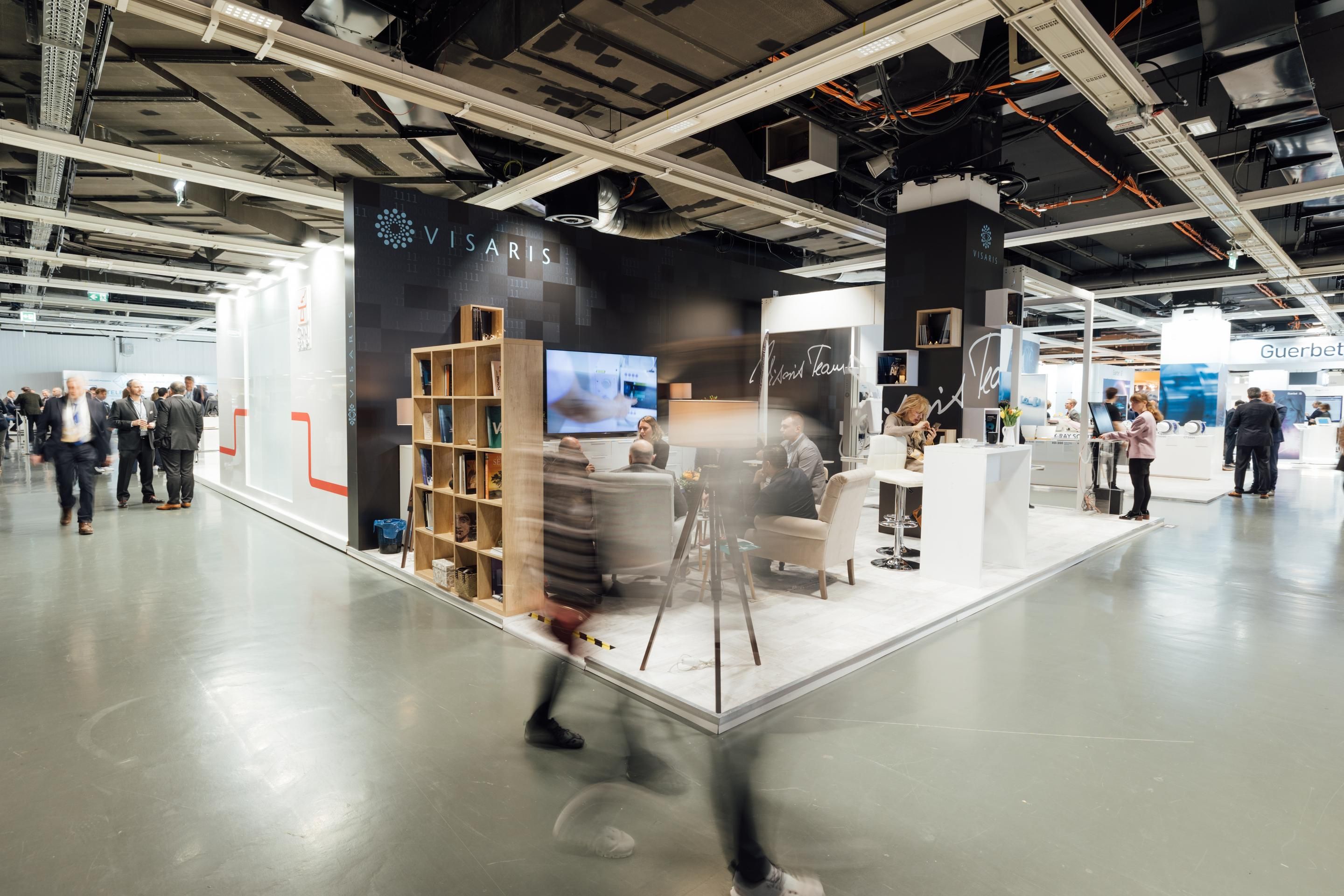 Foto: ECR 2023 Aussteller mit Geräten in Halle