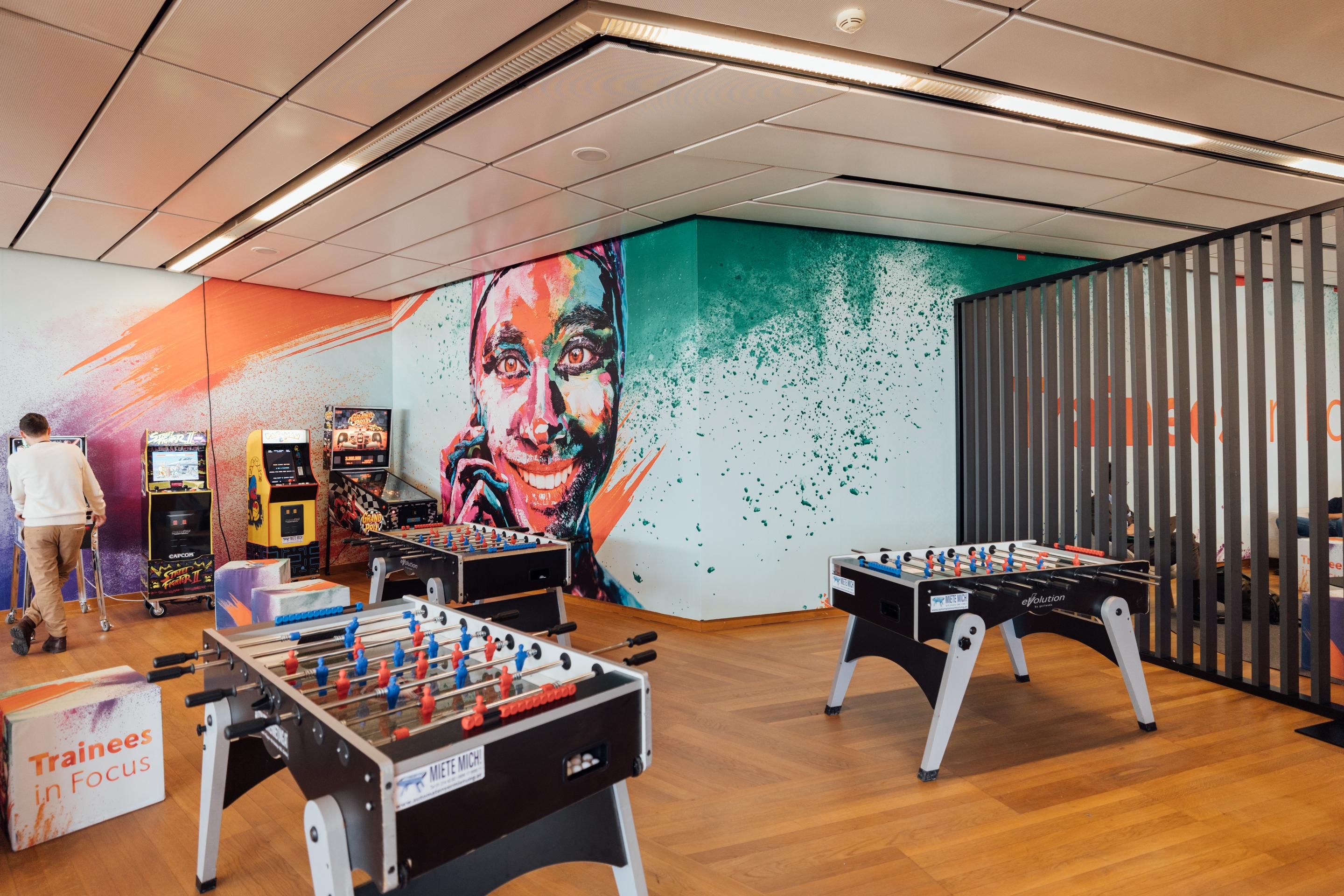 Foto: Spielautomaten und Wutzler-Tisch