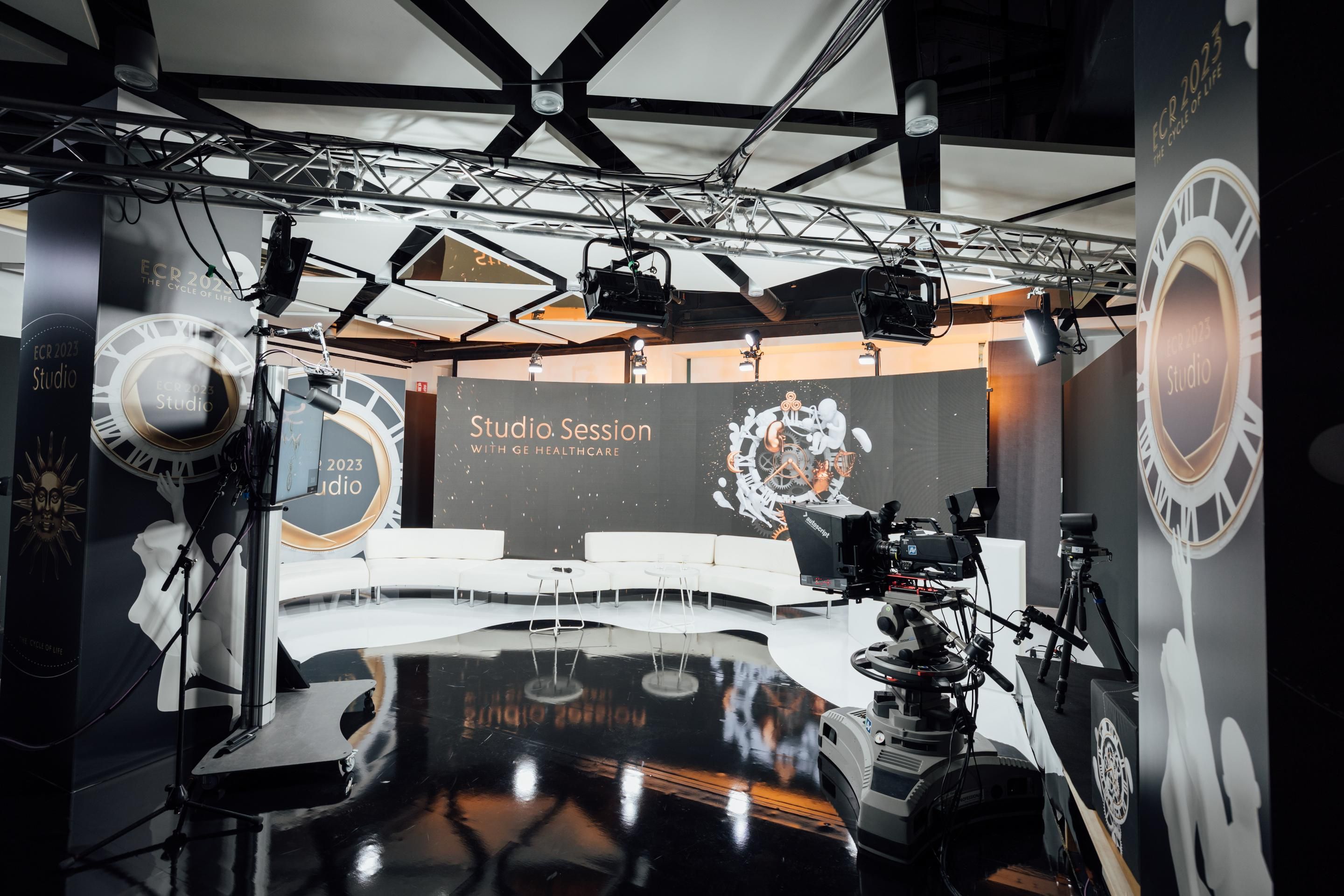 Foto: ECR 2023 schwarzes Studio mit Kameras