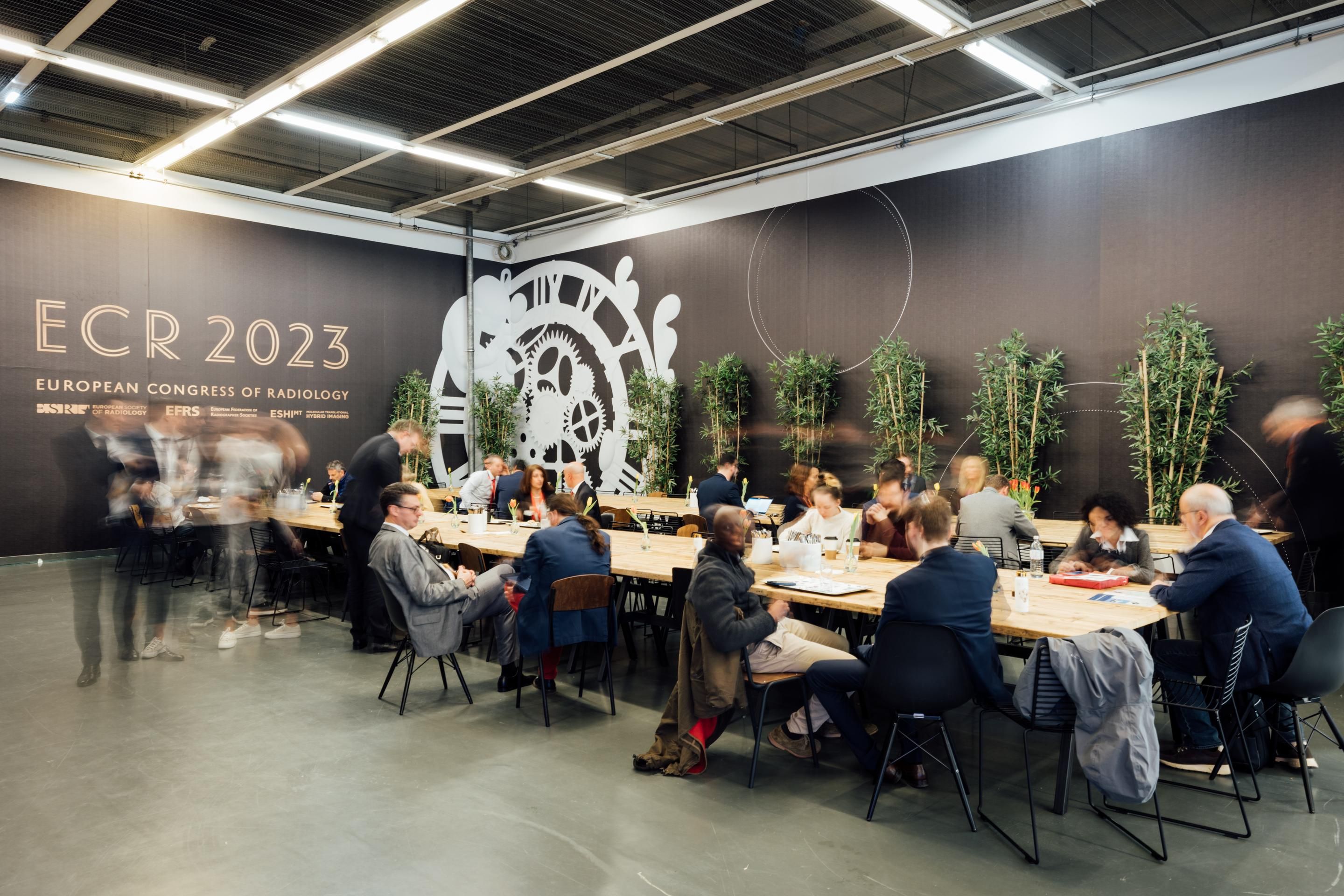 Foto: Networkingbereich mit Menschen an einem Tisch