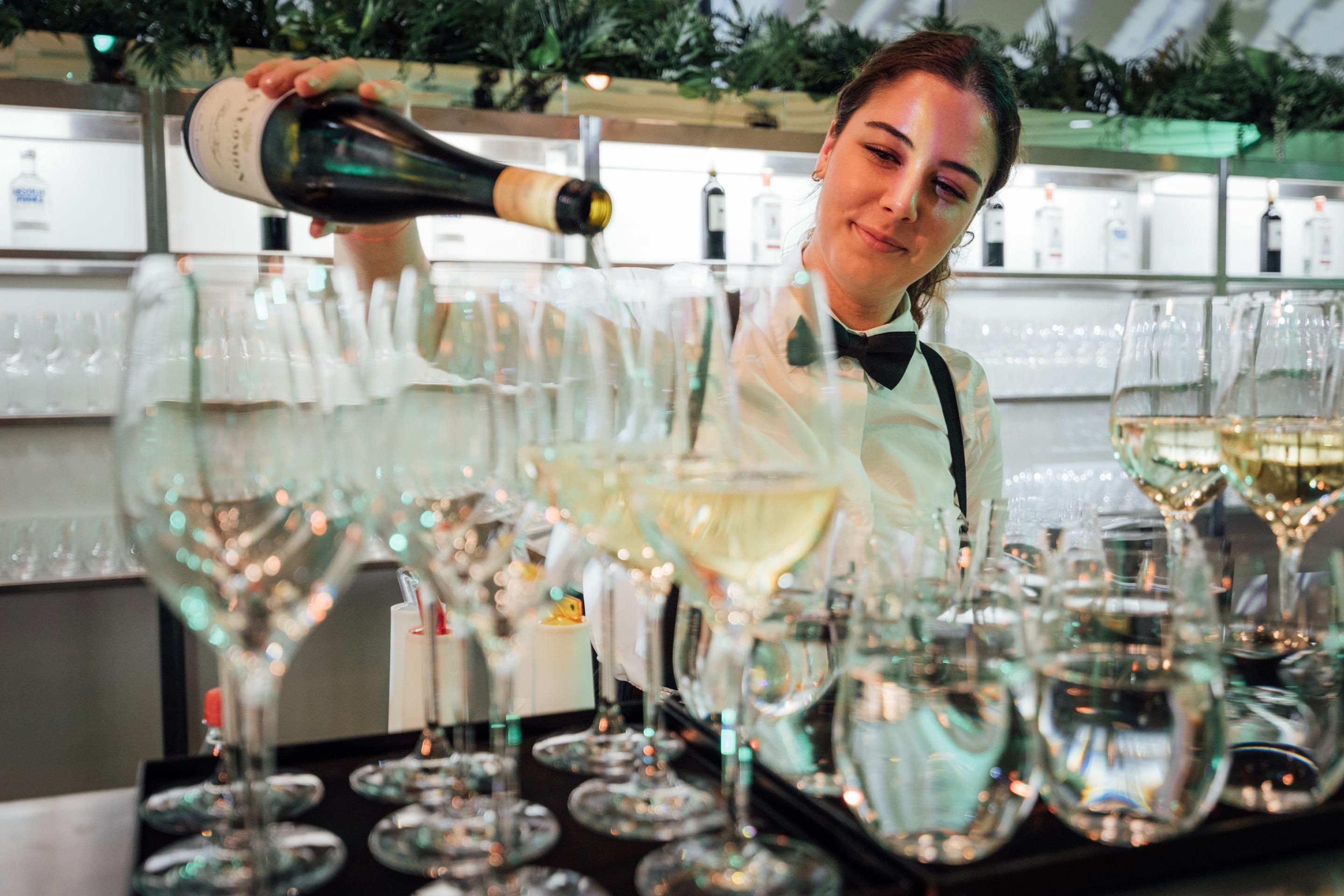 Foto: Barkeeperin schenkt Sekt ein