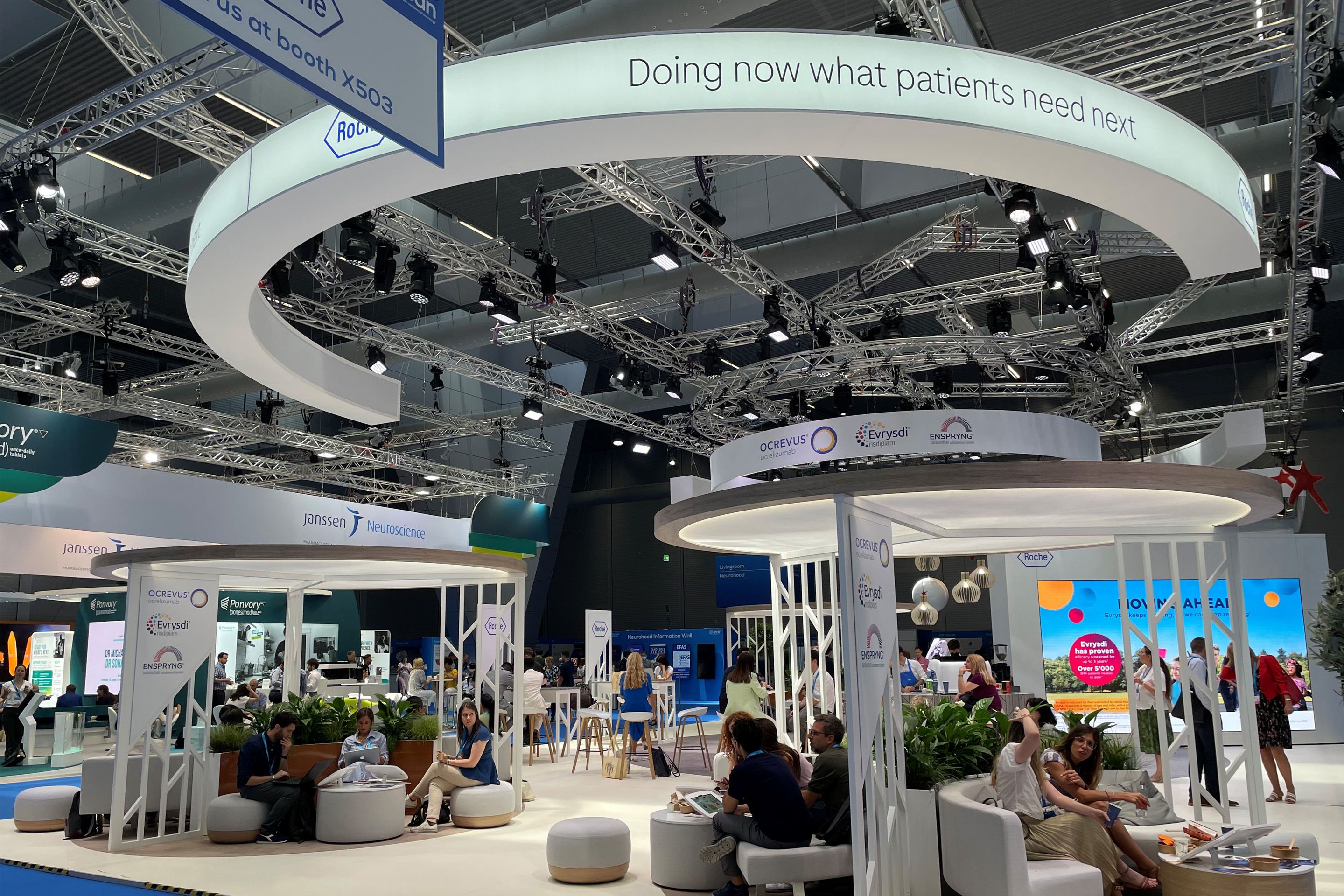 Foto: Helle Messestaende in einer Halle mit Menschen