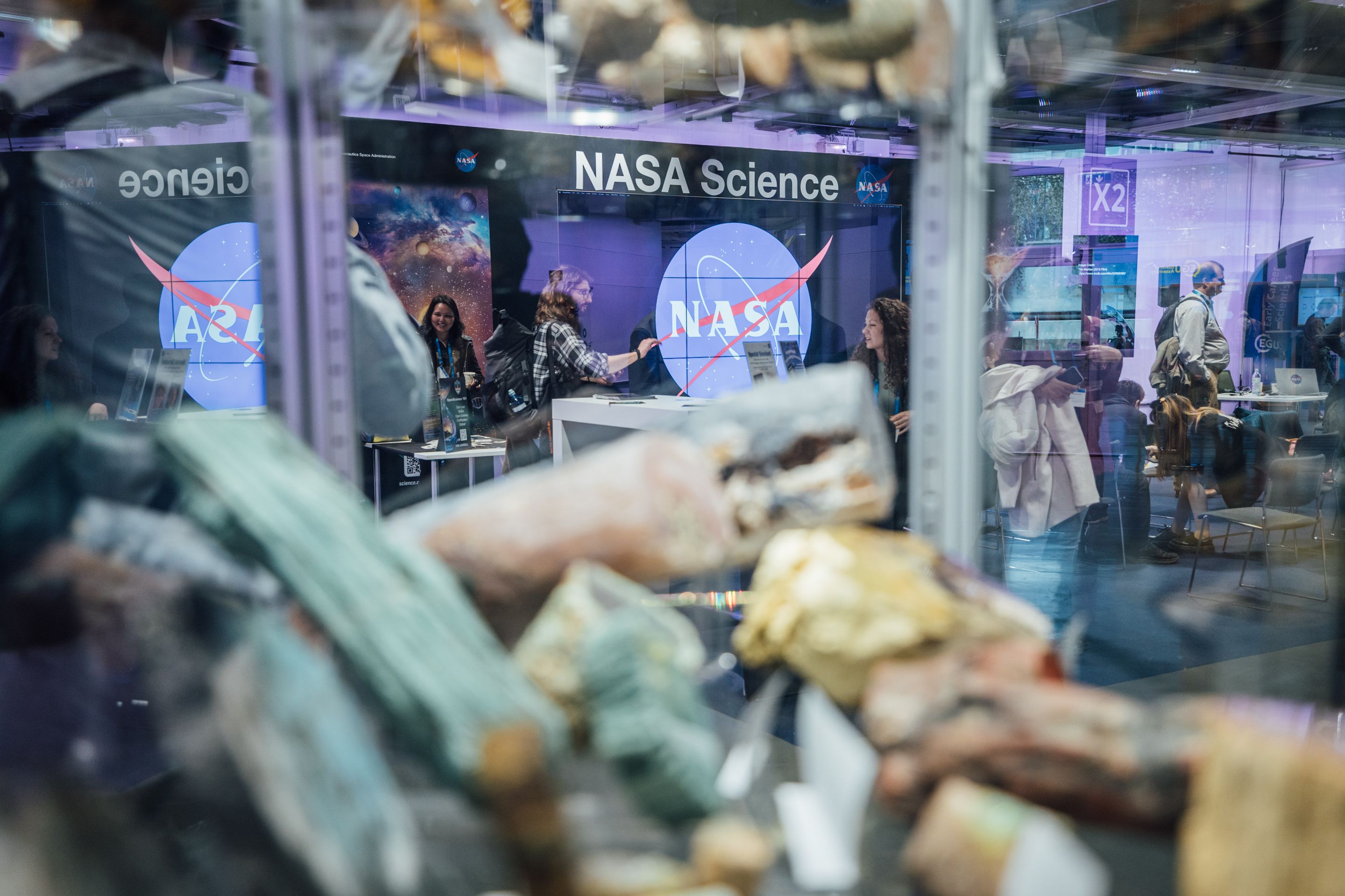 Foto: Menschen stehen um einen Ausstellungsstand der Nasa