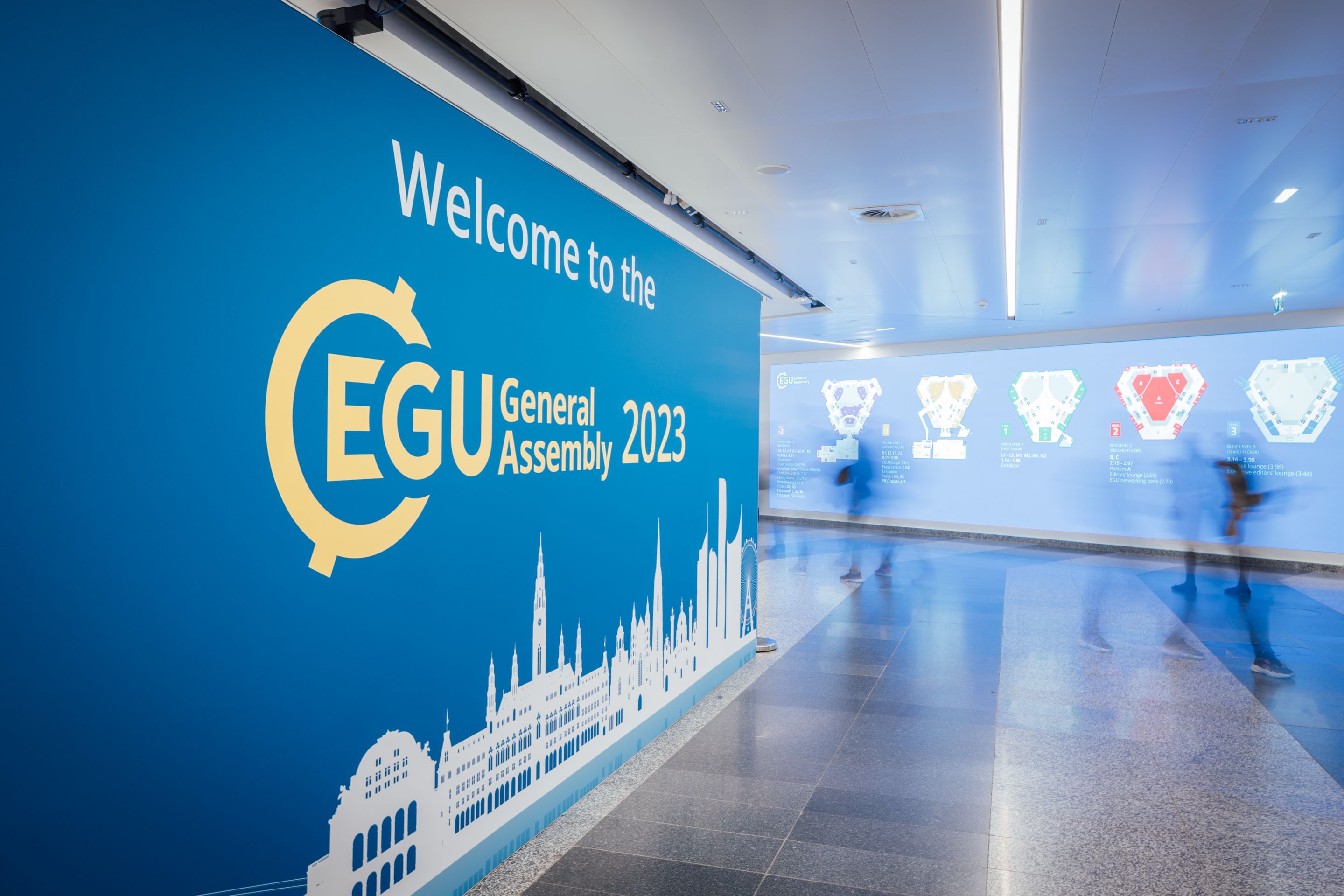 Foto: Blaue Branding-Flaeche in einem Raum mit Menschen