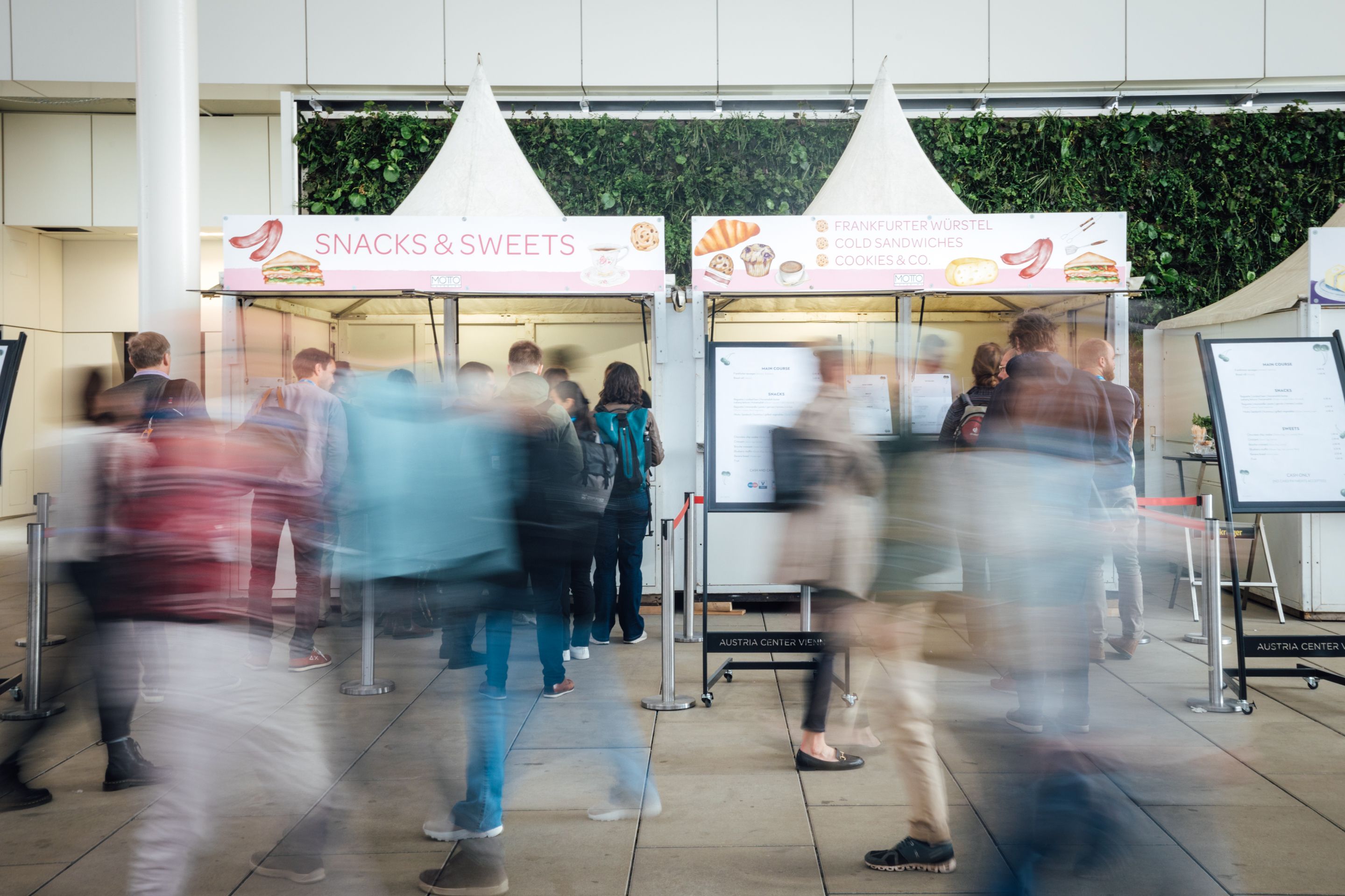 Foto: Streetfood Zelte mit vielen Menschen