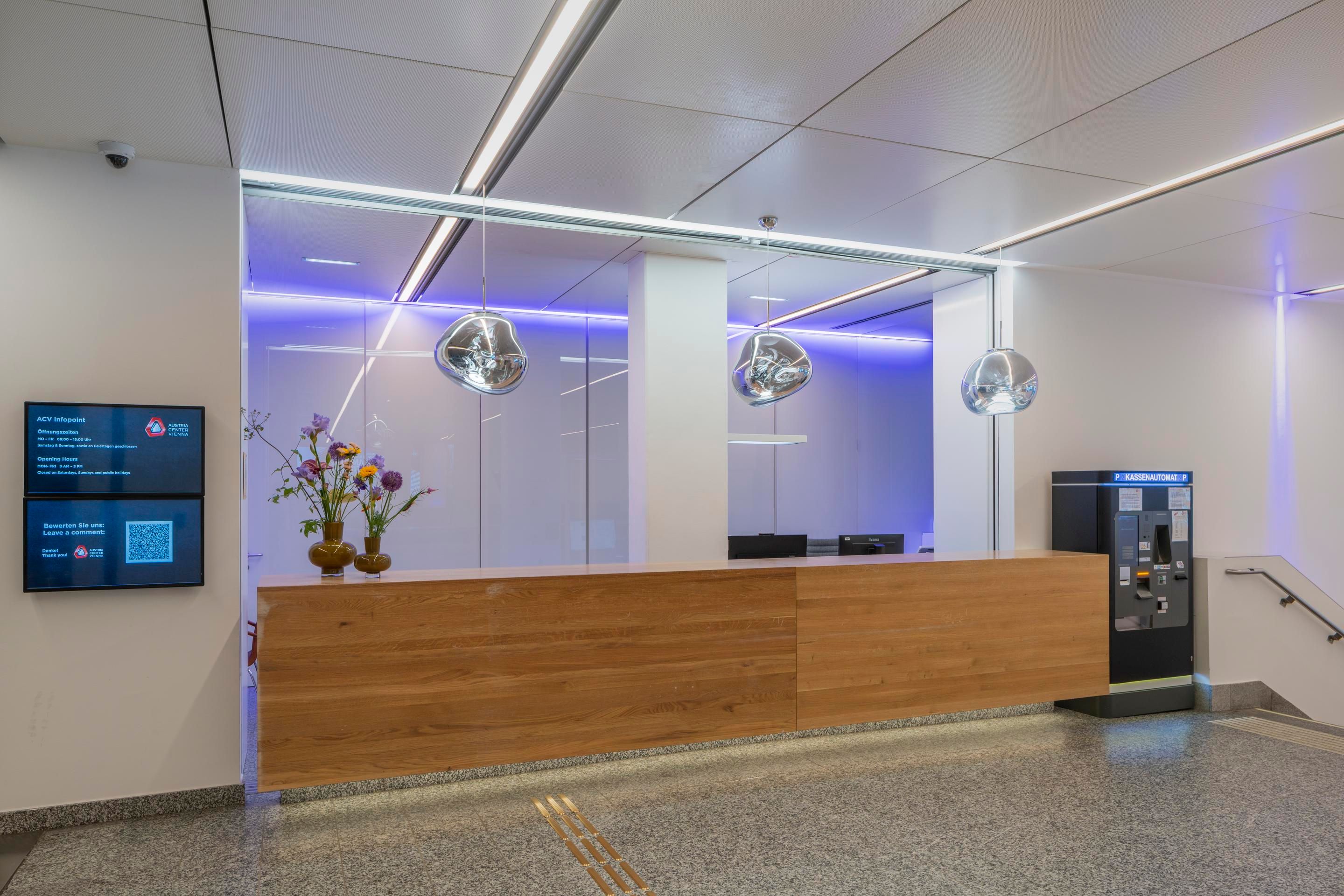 Foto: Nische mit Holztisch in einem Raum mit Blumen und dekorativen Lampen