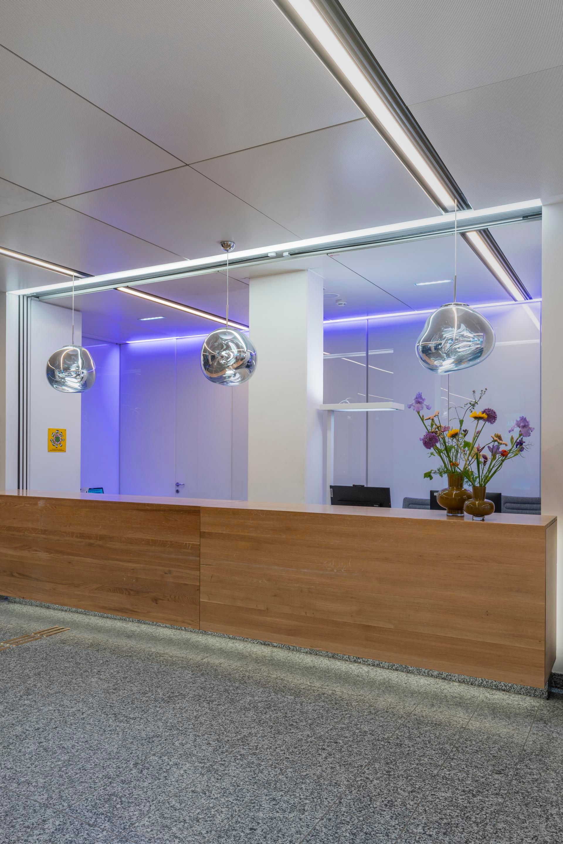 Foto: Nische mit Holztisch in einem Raum mit Blumen und dekorativen Lampen