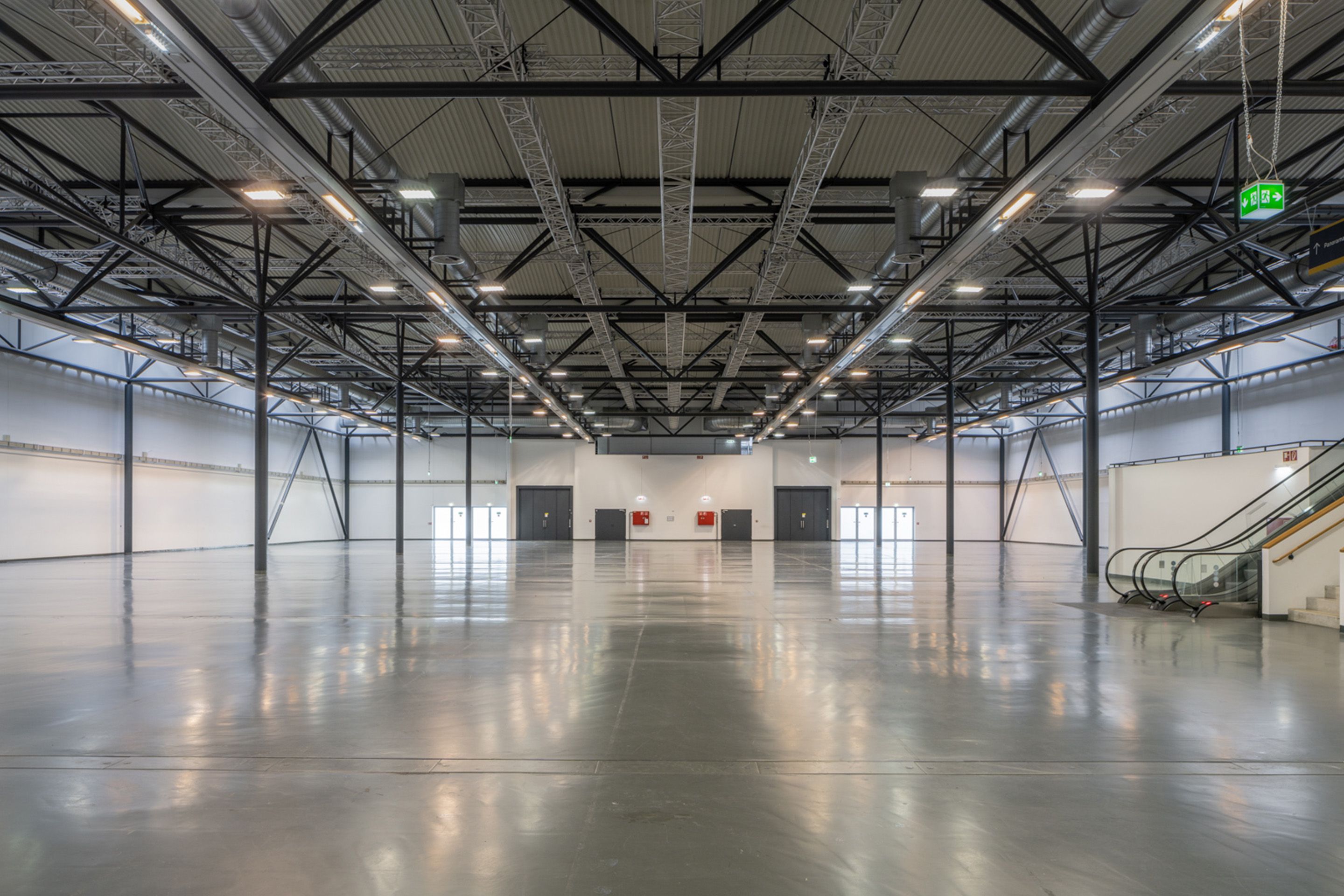 Foto: Halle mit hellem Boden und Saeulen und dunkler Decke