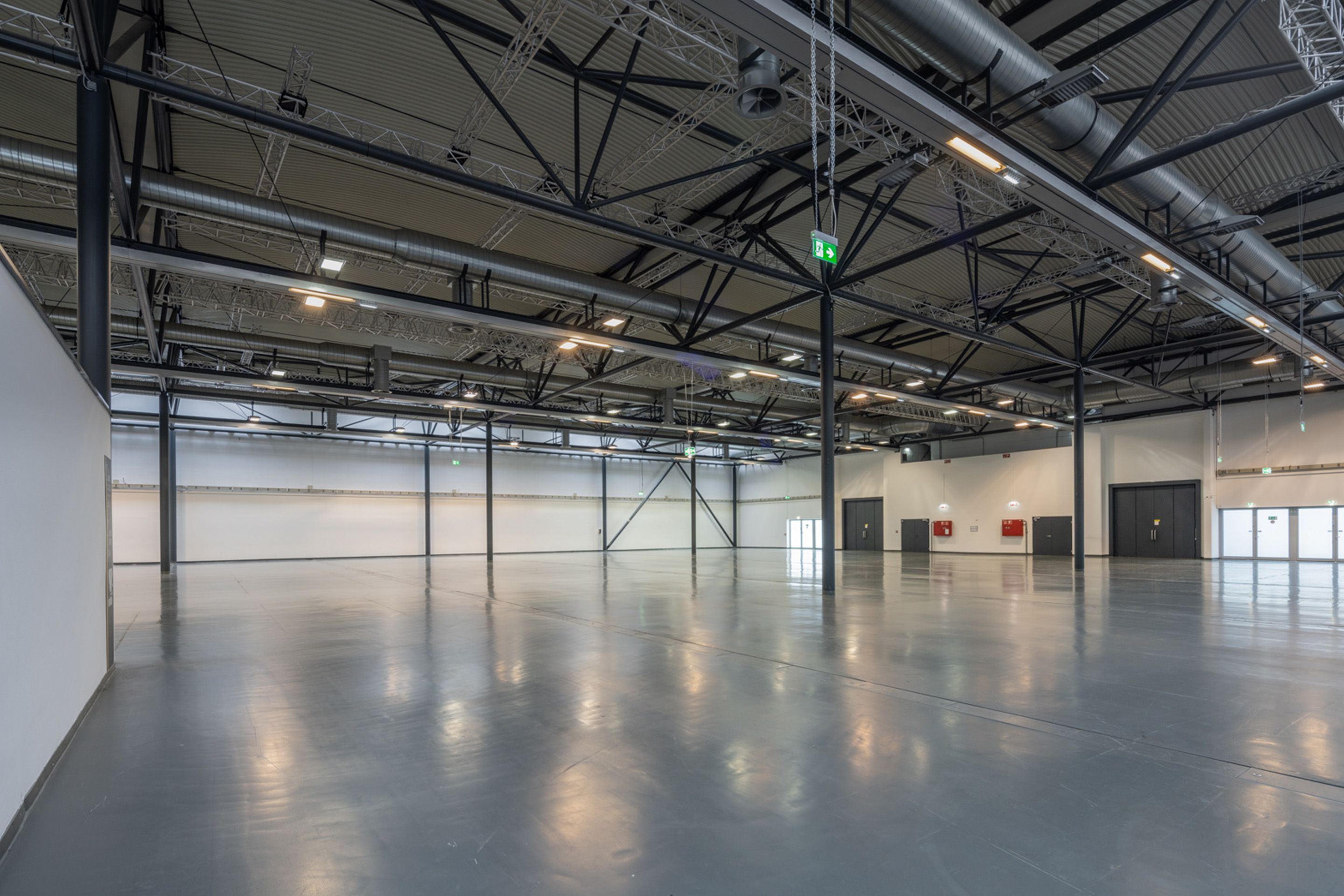Foto: Halle mit hellem Boden und Saeulen und dunkler Decke
