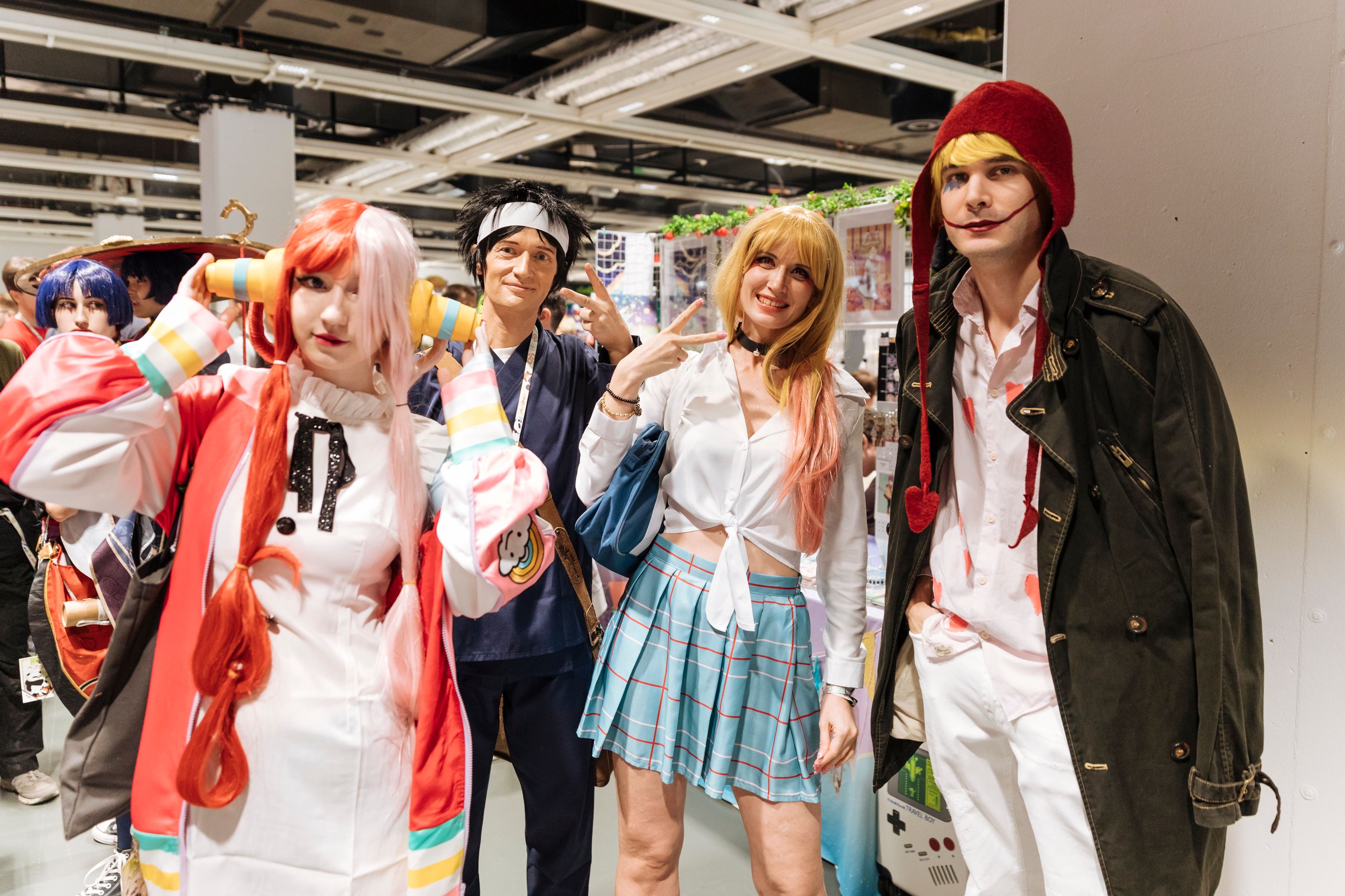 Foto: vier japanisch verkleidete Menschen in einer Halle