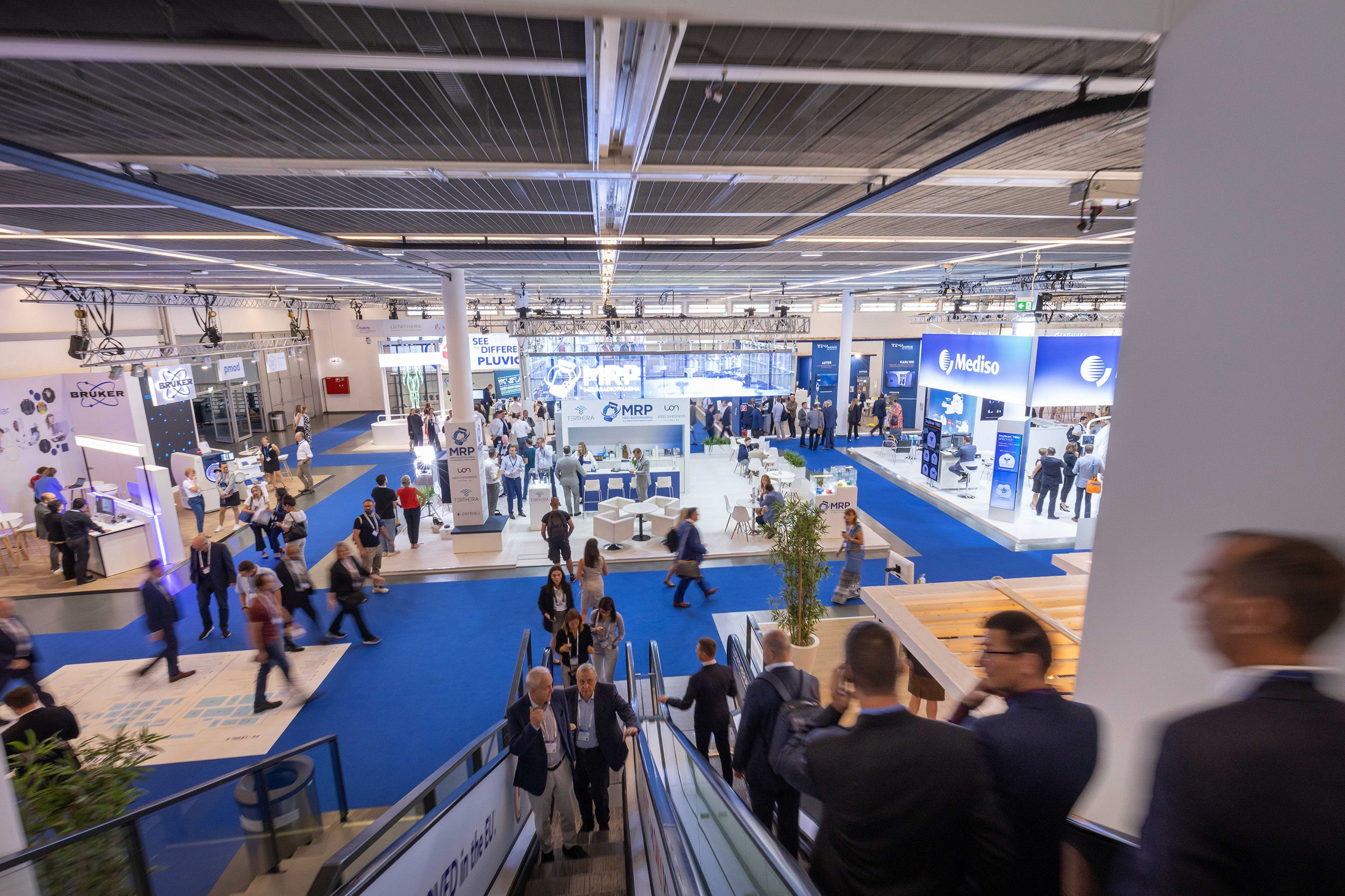 Foto: Messestaende mit vielen Menschen in einer Halle